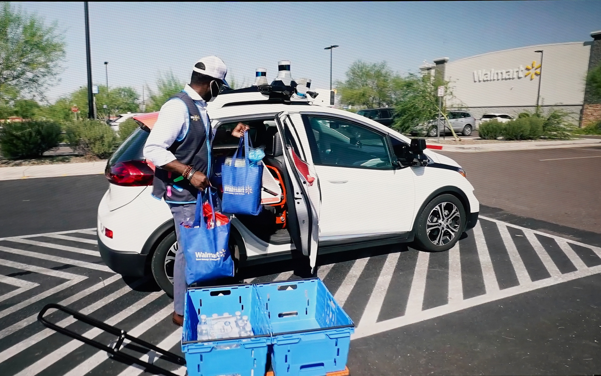ウォールマートは顧客への配送に自動運転のEVを利用