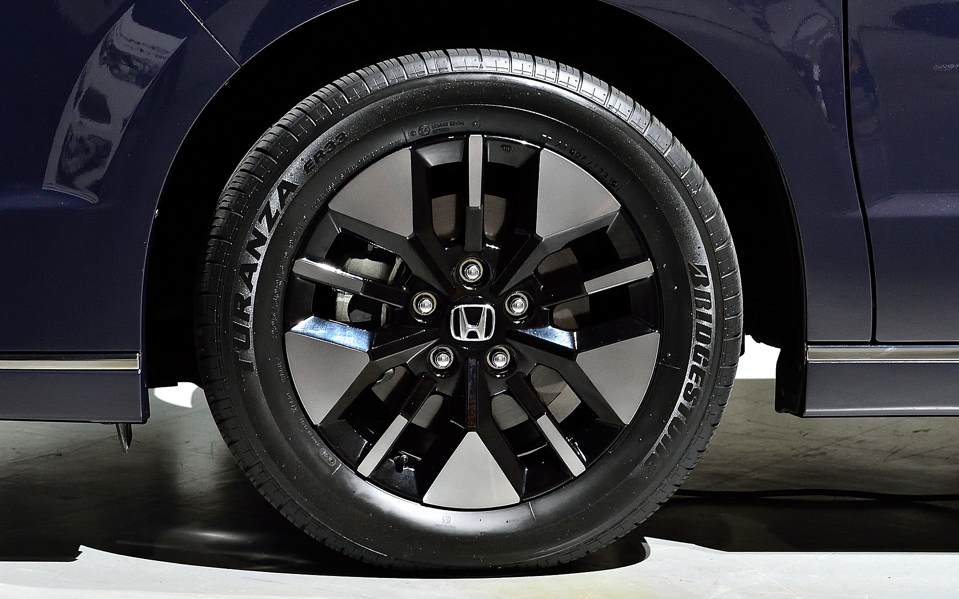 タイヤはブリヂストンの「トランザER33」サイズは205/60R16