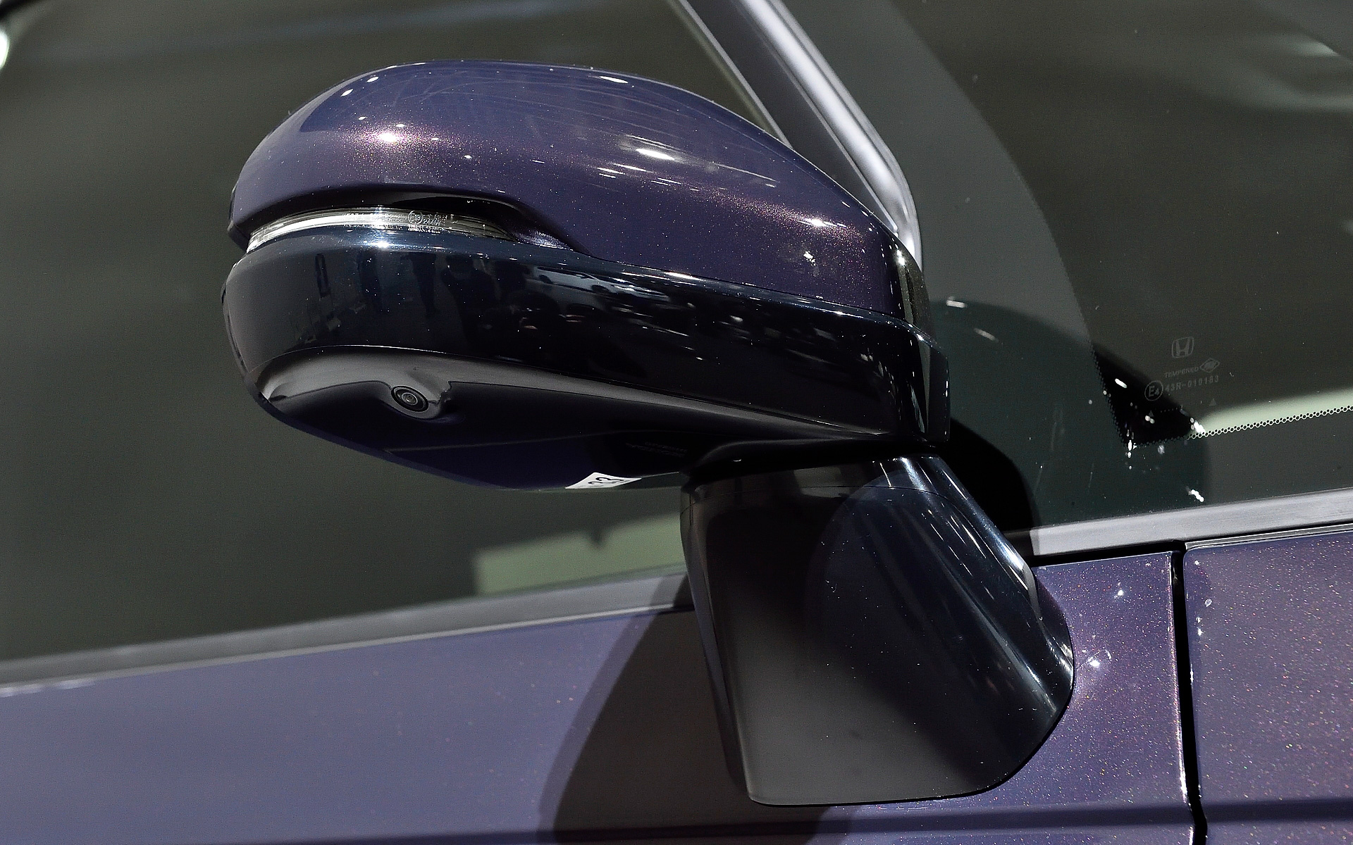 サイドミラーにもカメラを搭載