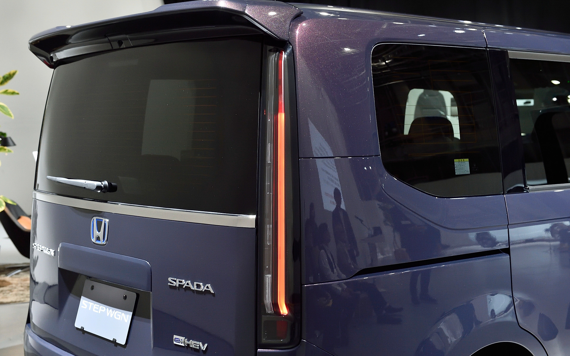 テールゲートスポイラーでボディの長さを強調