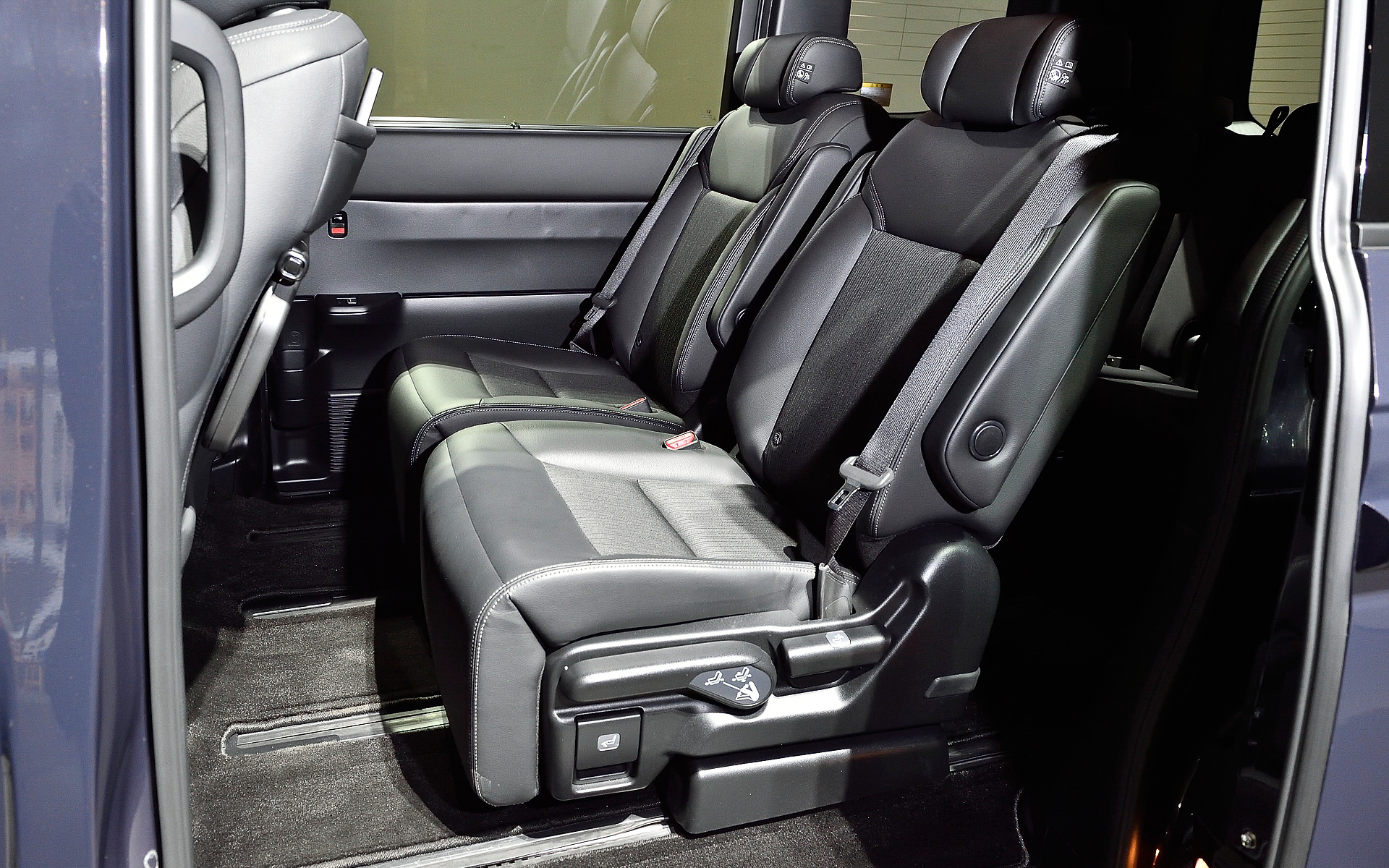 2列目シートは前後方向に内側で865mm、外側で610mm（タイヤハウスがあるため）スライド可能。中央寄せスライドは右席が75mm、左席が115mm。左のほうがスライド量が長いのは赤ちゃんお世話モードのため。スパーダは足を伸ばせるオットマンも搭載する