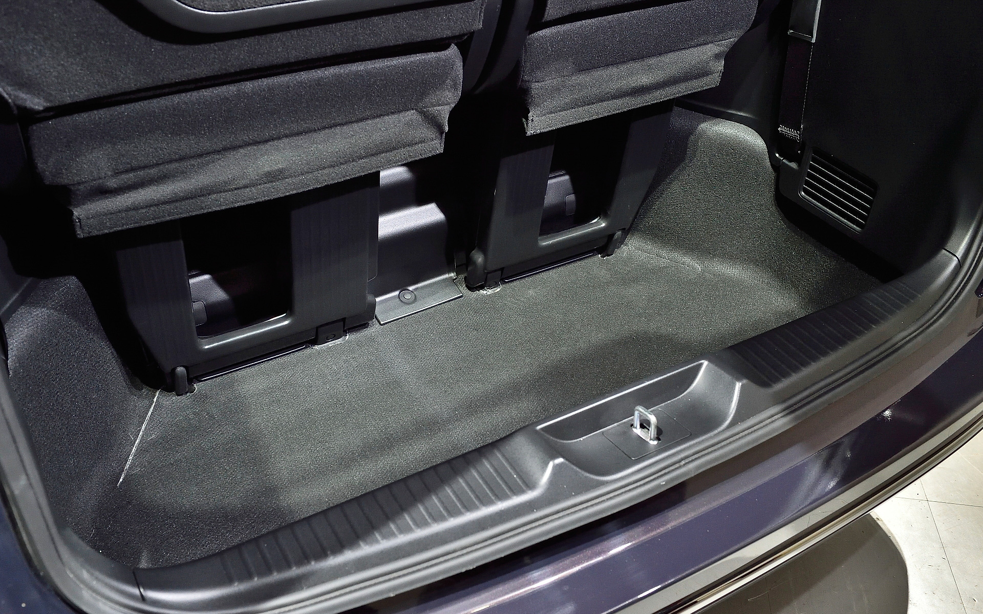 3列目シートが収納されるスペースはベビーカーやゴルフバッグなど縦長の荷物を積むのに便利