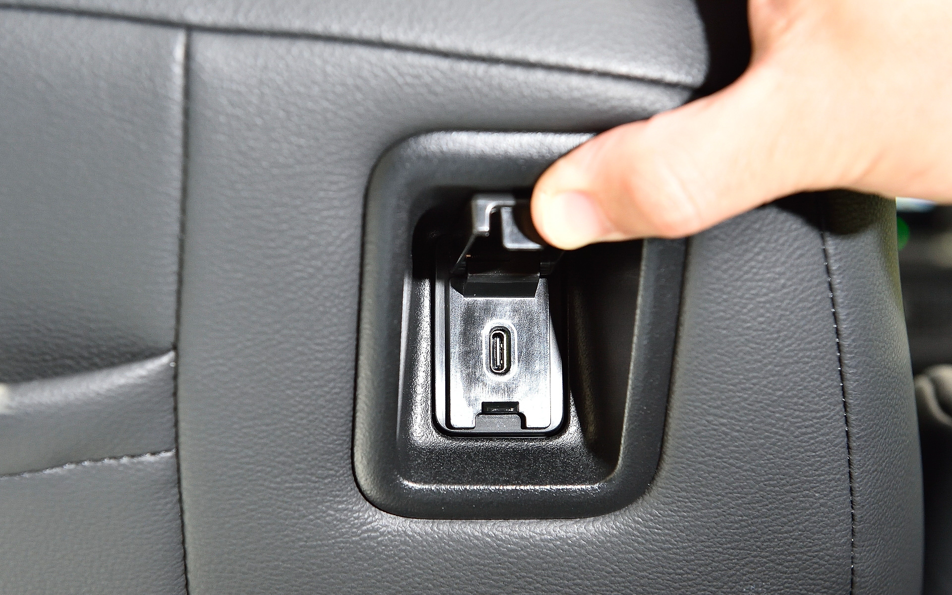 運転席と助手席の背面には、USB-Cポートとドリンクホルダー付きテーブルを装備