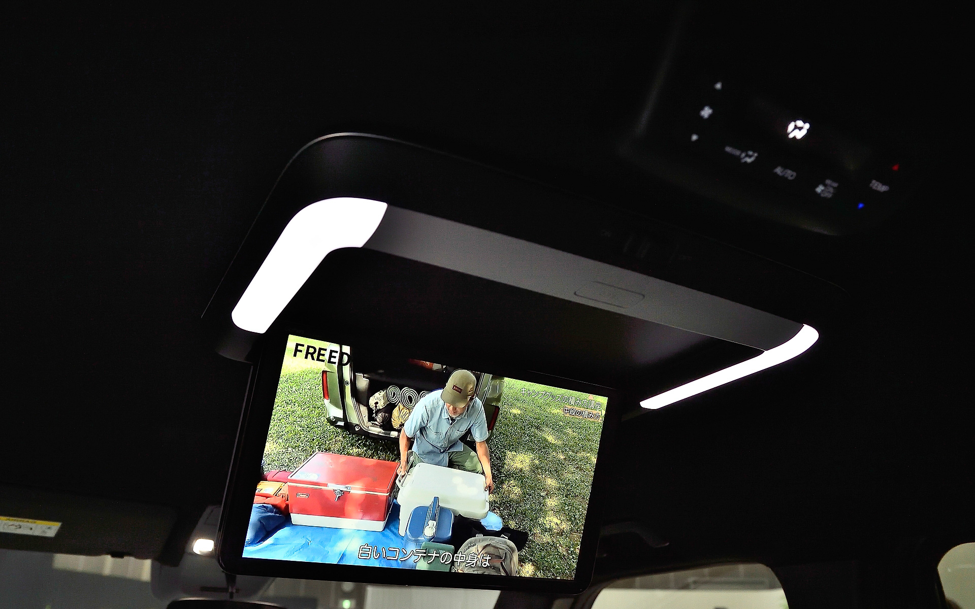 天井にはホンダアクセスの純正アクセサリーの15.6インチの新型「リア席モニター」を装着。ルームランプとは別に天井側にもブルーのアンビエントライト（間接照明）を備えている