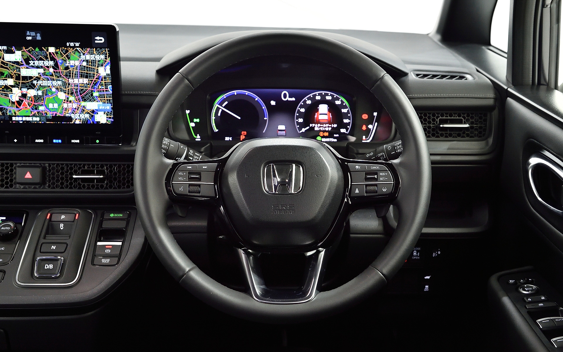 ステアリングの左側はオーディオや音声認識のスイッチ。右側はオートクルーズや車間距離調整、レーンキープアシストなどのスイッチを配置