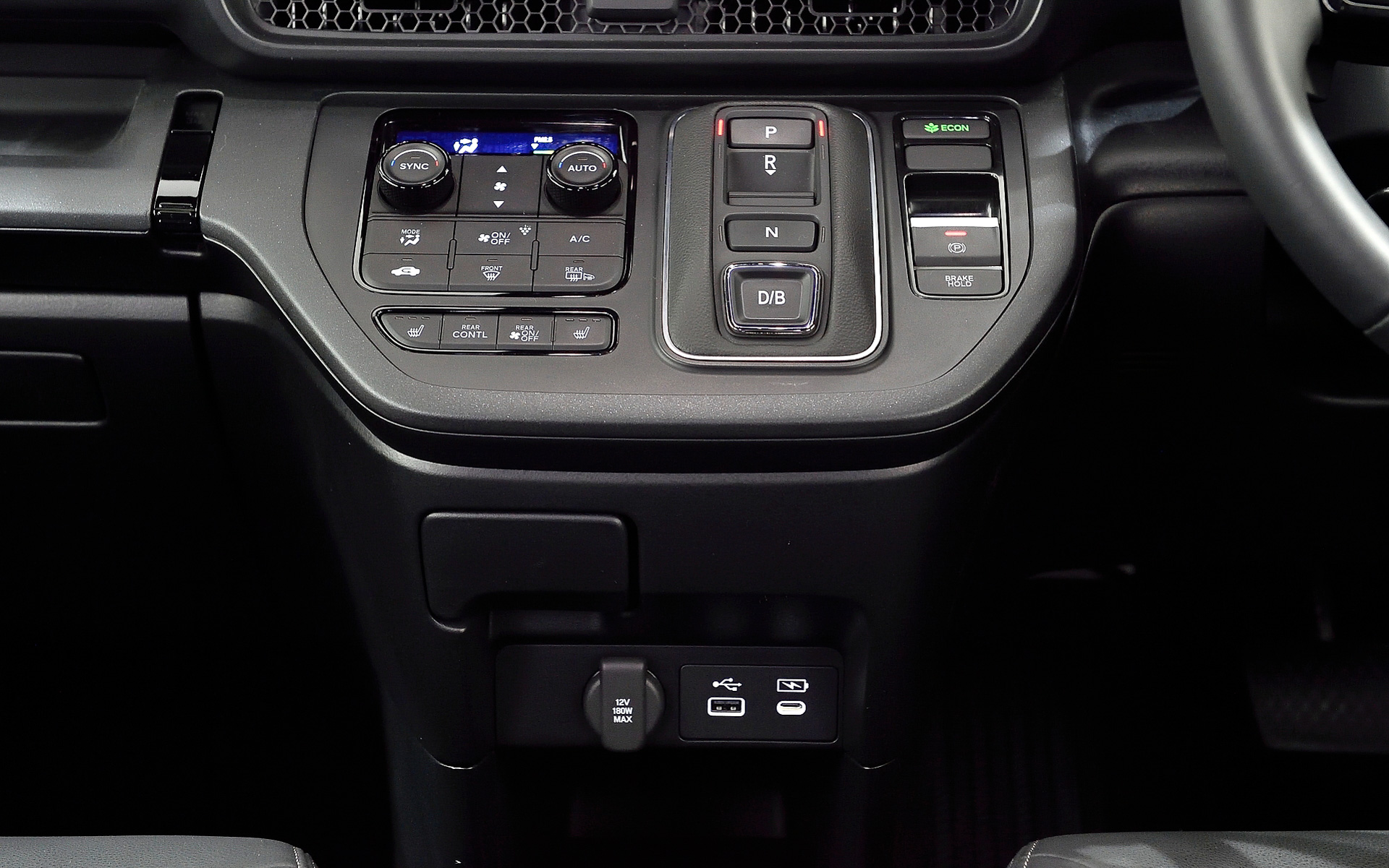 センターコンソールの下にはシガーソケット、USBポート（B&C）を搭載