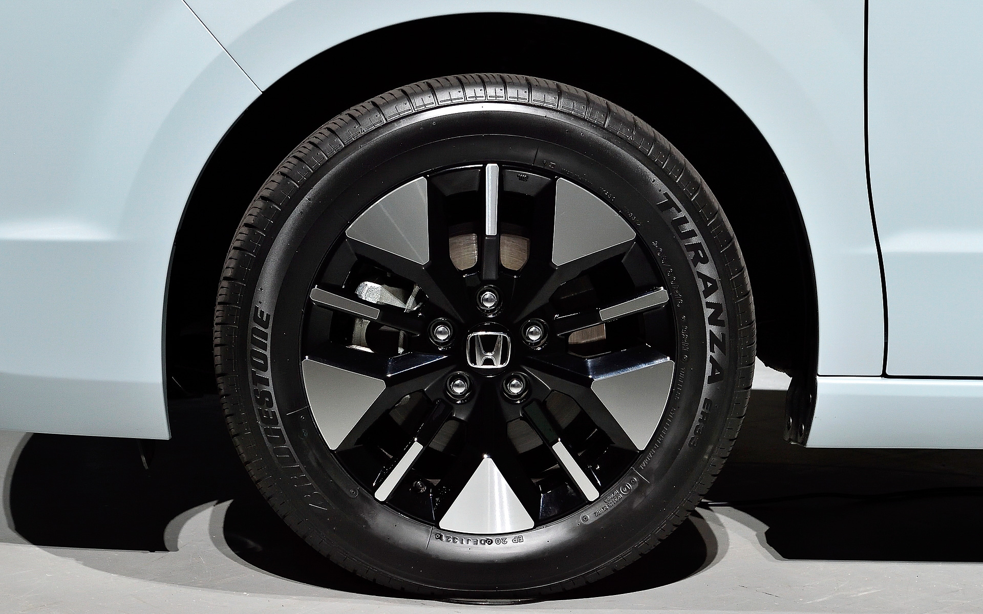 タイヤはブリヂストンの「トランザER33」サイズは205/60R16