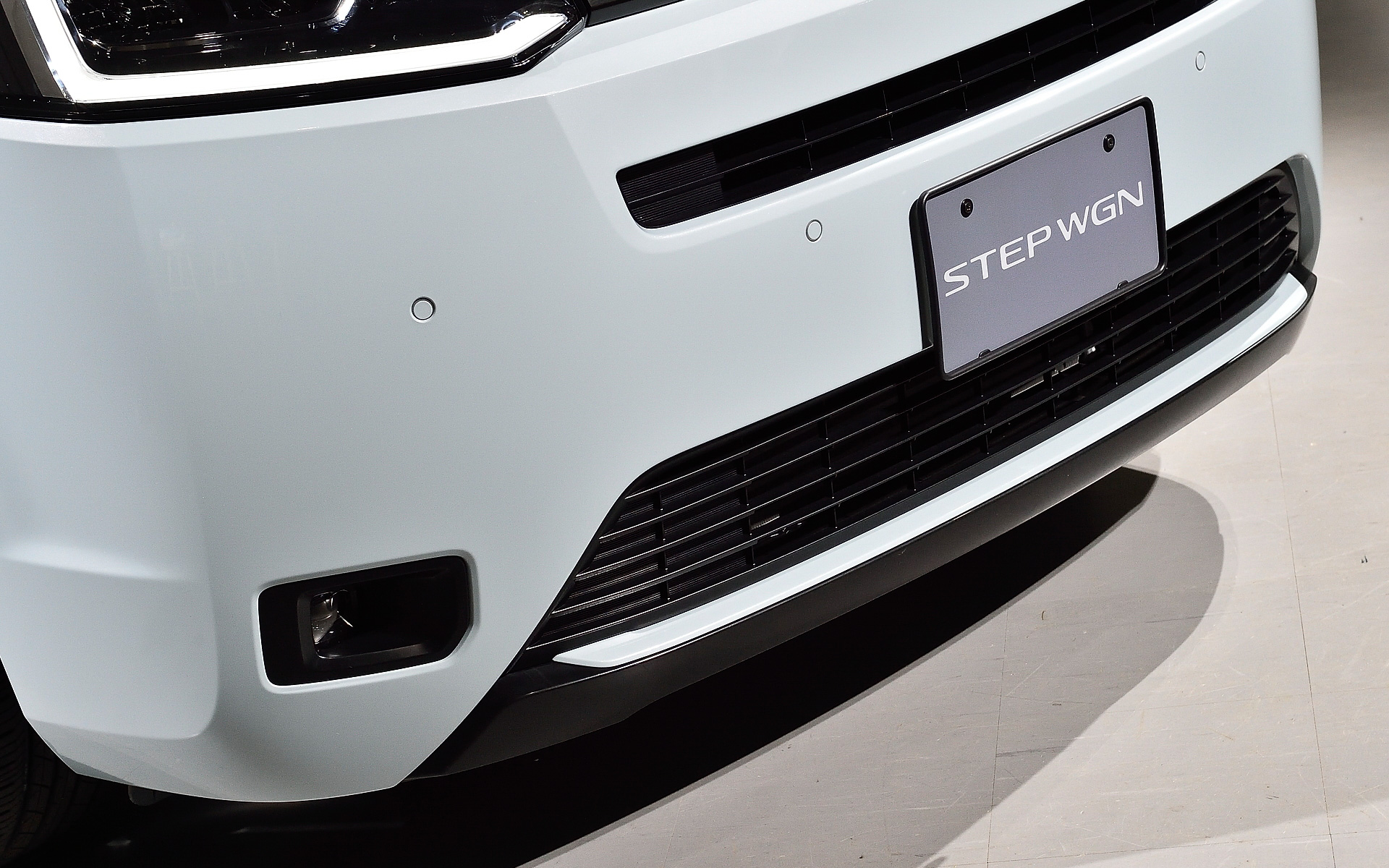 バンパー下部にはフォグランプを搭載