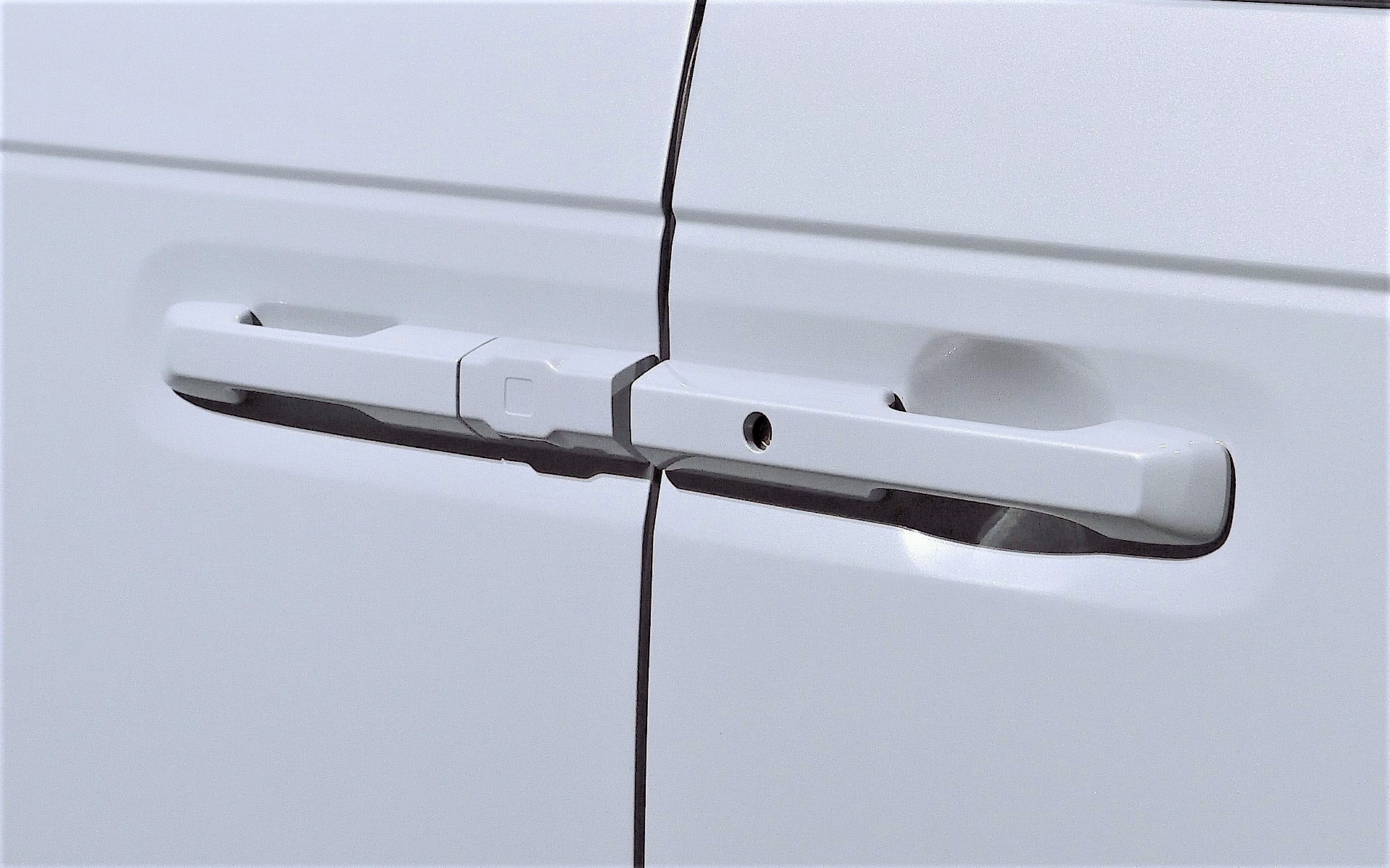 サイドミラーを除けば一番飛び出しているのがドアノブとなるくらいボディに凹凸がない