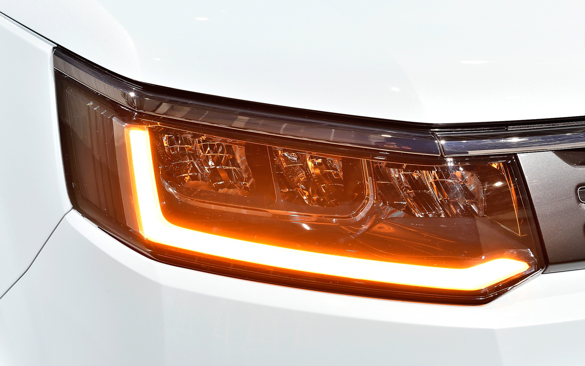 ウインカー作動時（内側から外側へ流れるように点灯するシーケンシャルタイプを採用）