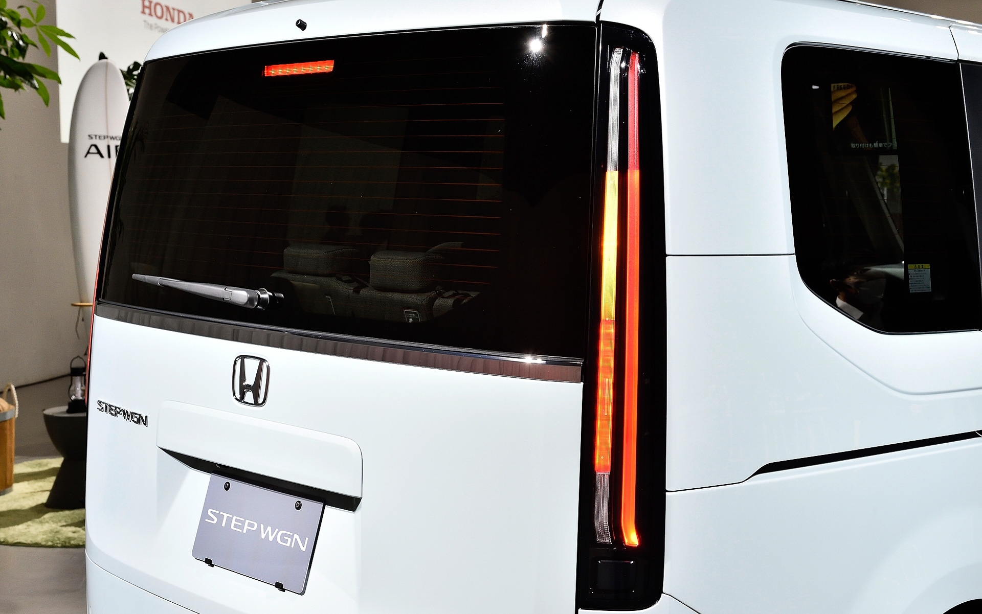 リアのウインカーは中央部に配置