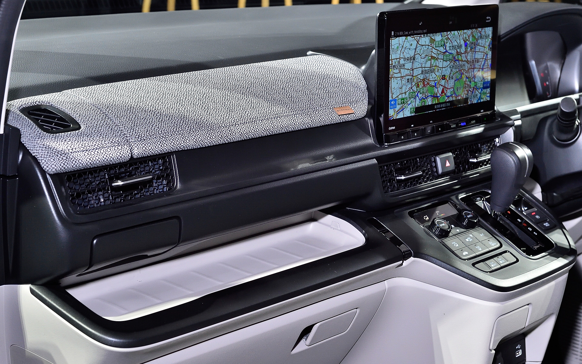 助手席前の小物置きにある低い仕切りは「トミカ」のサイズに合わせてあるという遊び心も