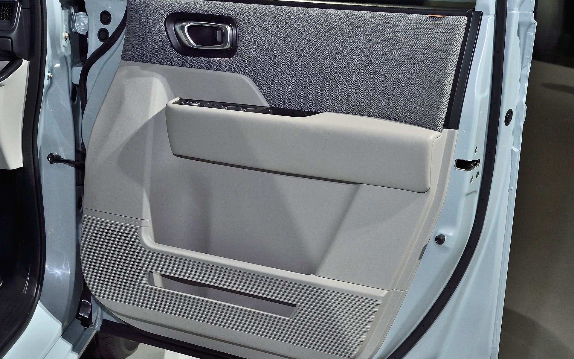 ドアにも収納を完備