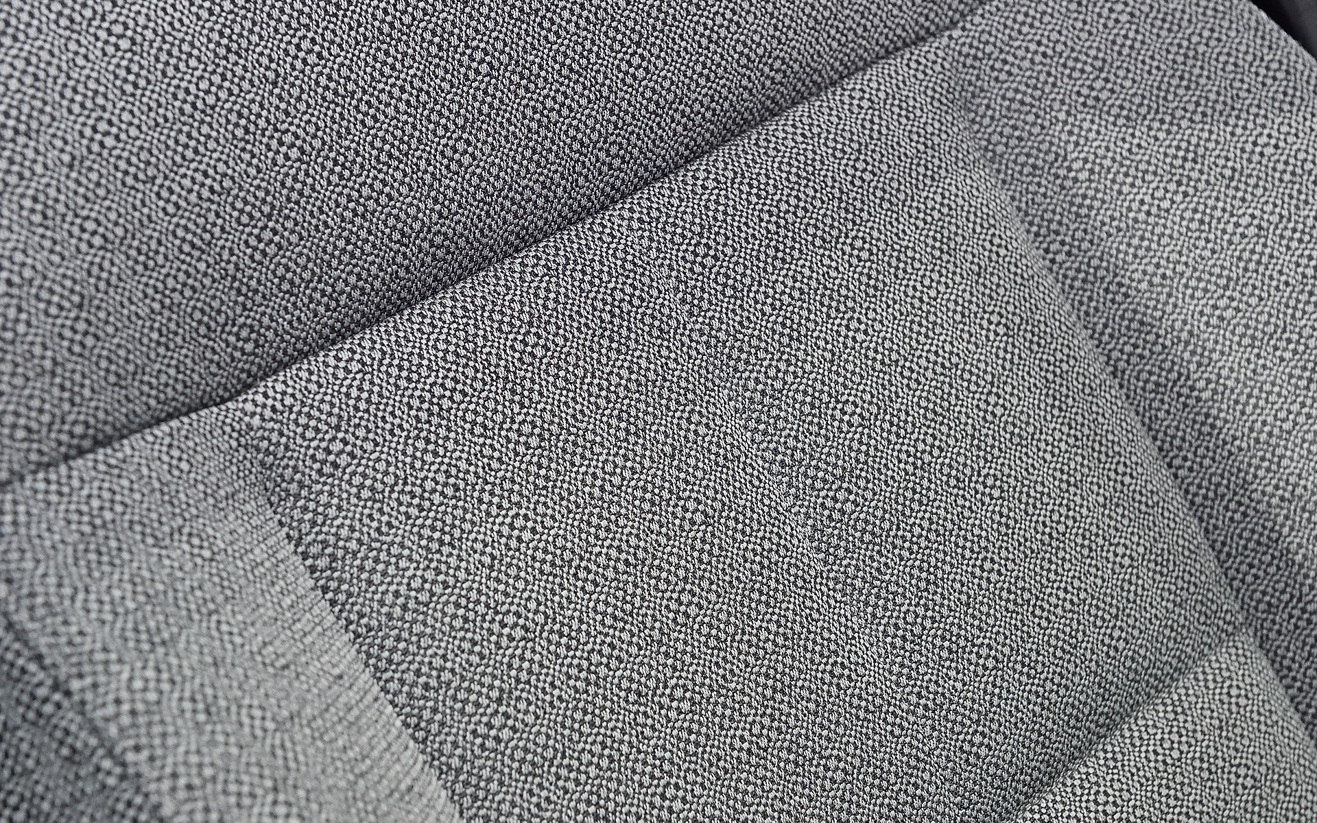 生地は撥水撥油加工が施されて掃除がしやすい「FABTECT（ファブテクト）」を採用