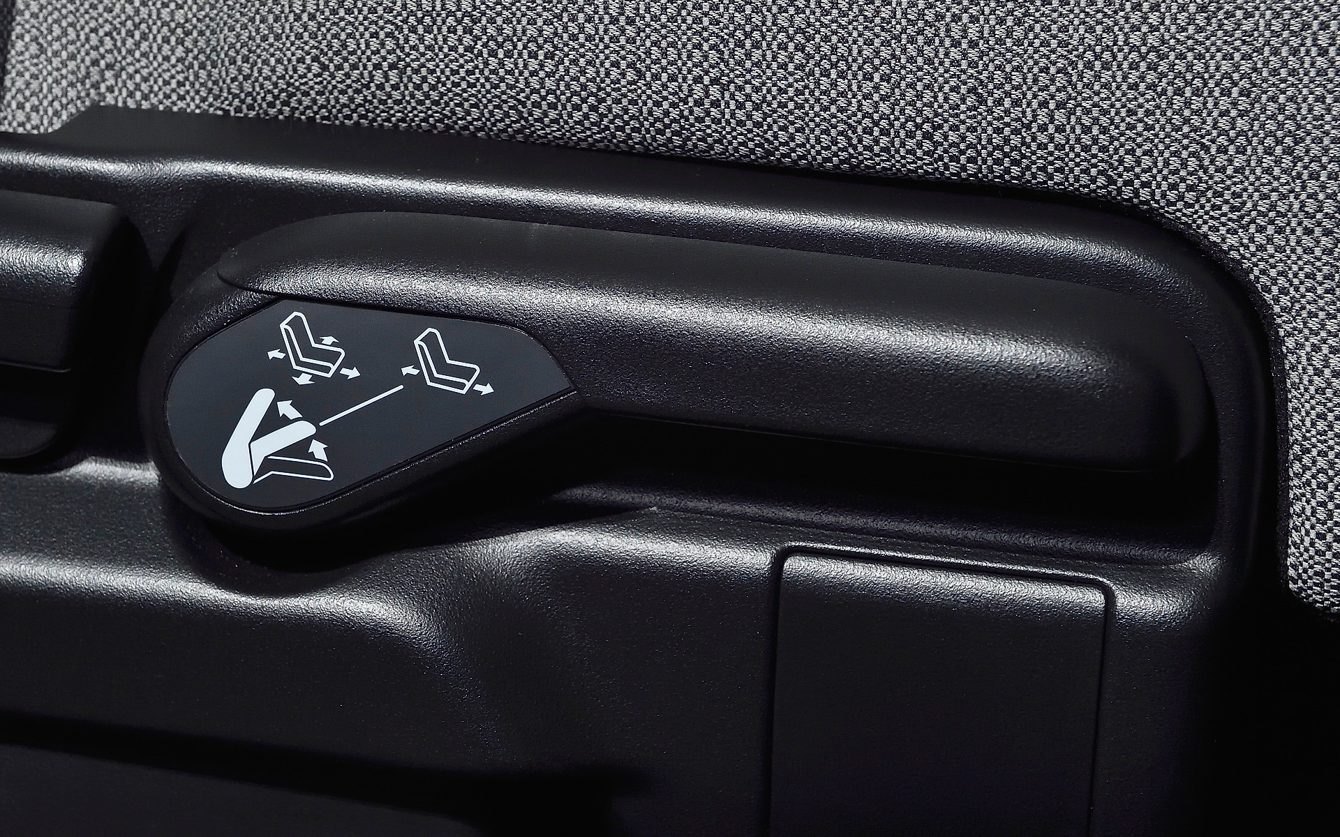 シートを前後左右に動かせるワンアクションレバー。引く量によって動く範囲を選べる機構になっている