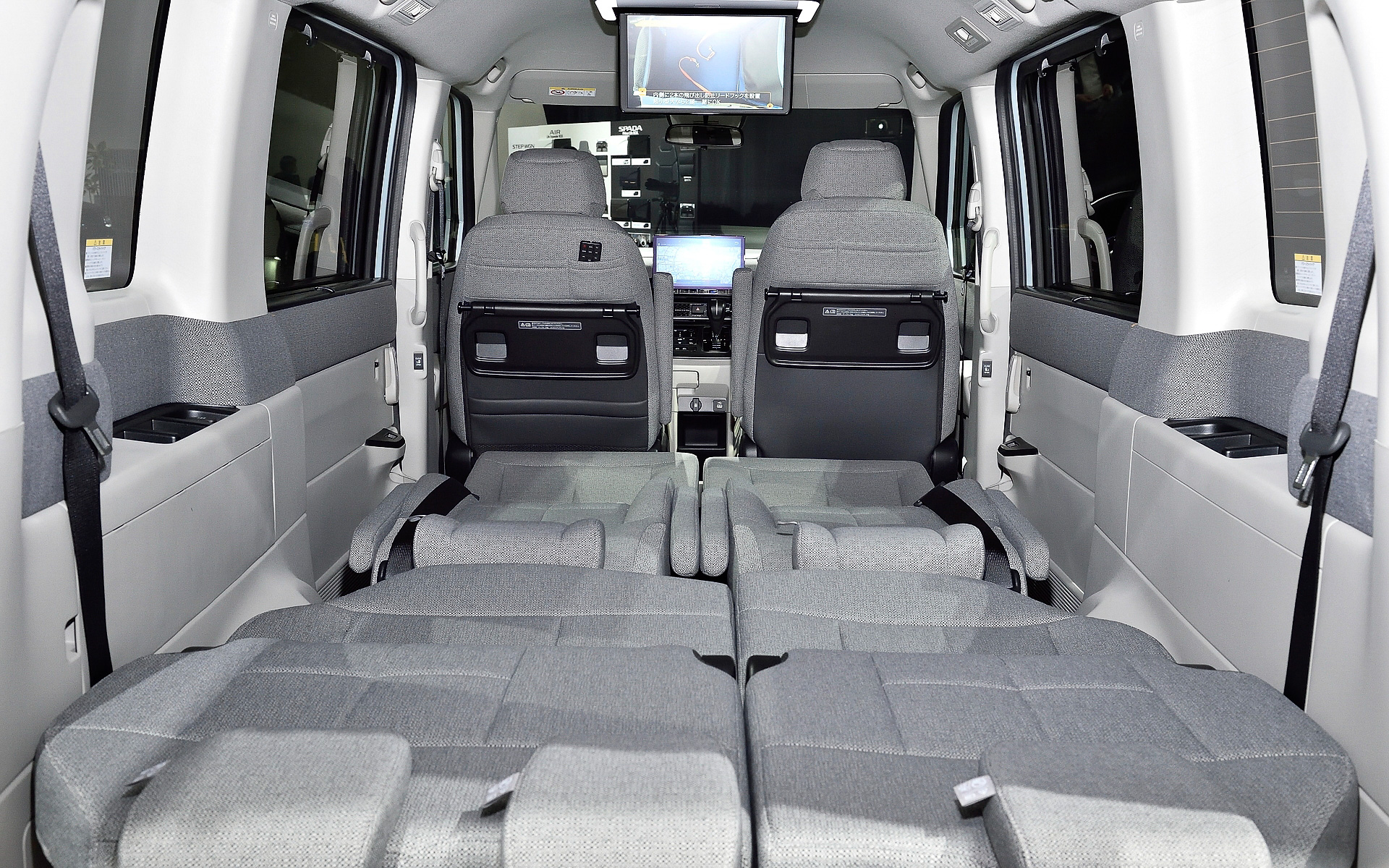 かなりのフラットにもなる2列目、3列目シート