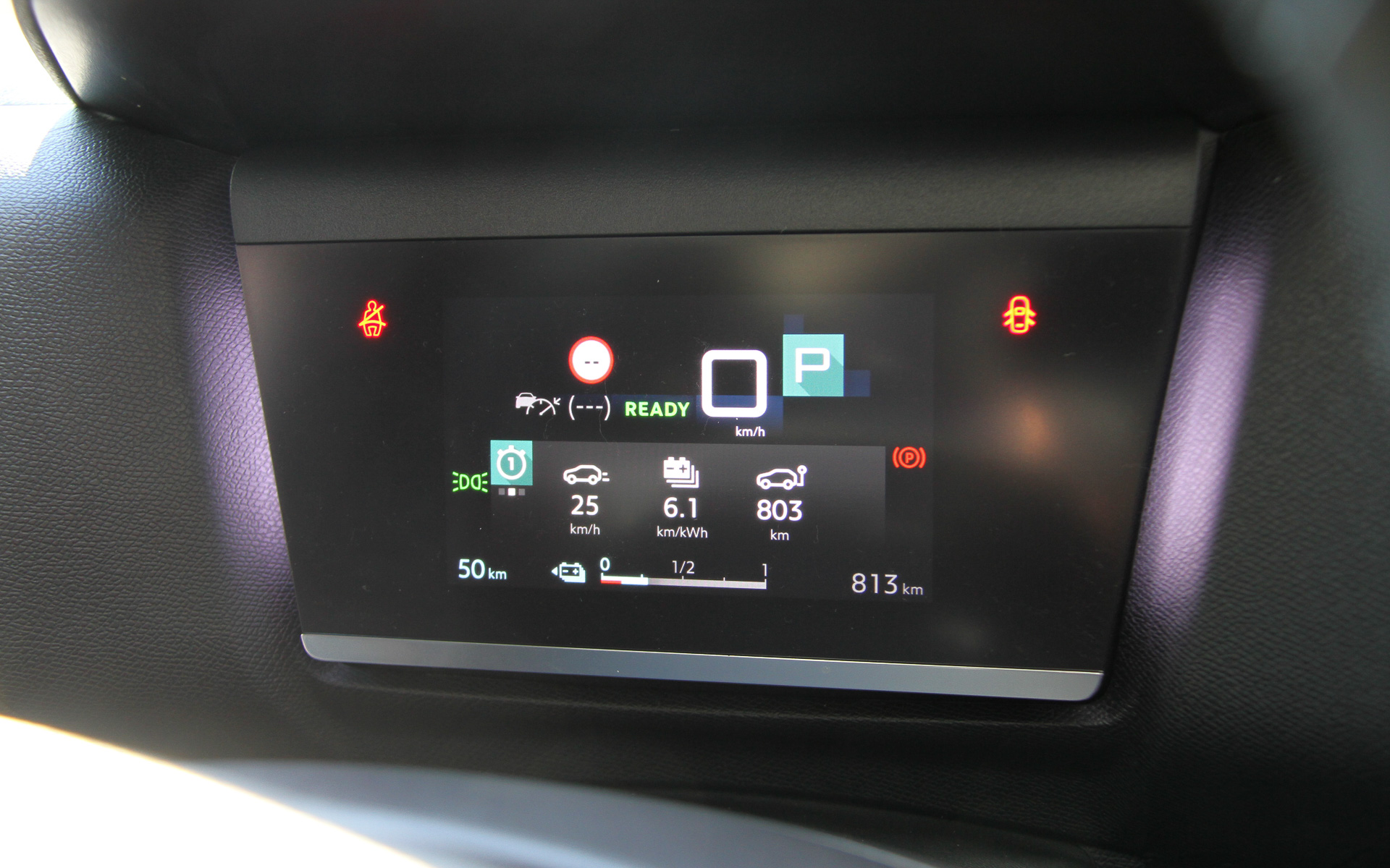 インテリアではダッシュボードのデザインに横方向の広がり感を強調する水平基調を用い、センター部に10インチのタッチスクリーン・インフォテイメントシステムを搭載。その下にエアアウトレット、さらに下には新たにダイヤルと押しボタンのフィジカルな空調コントロールを設け、運転中の操作性をアップ。レーンポジショニングアシスト、アクティブクルーズコントロールなどの操作はロジックを変更し、ステアリング左に集約。シフトセレクターはクロームで仕上げたトグルスイッチを新採用し、指先の軽いタッチでの操作を可能にしている