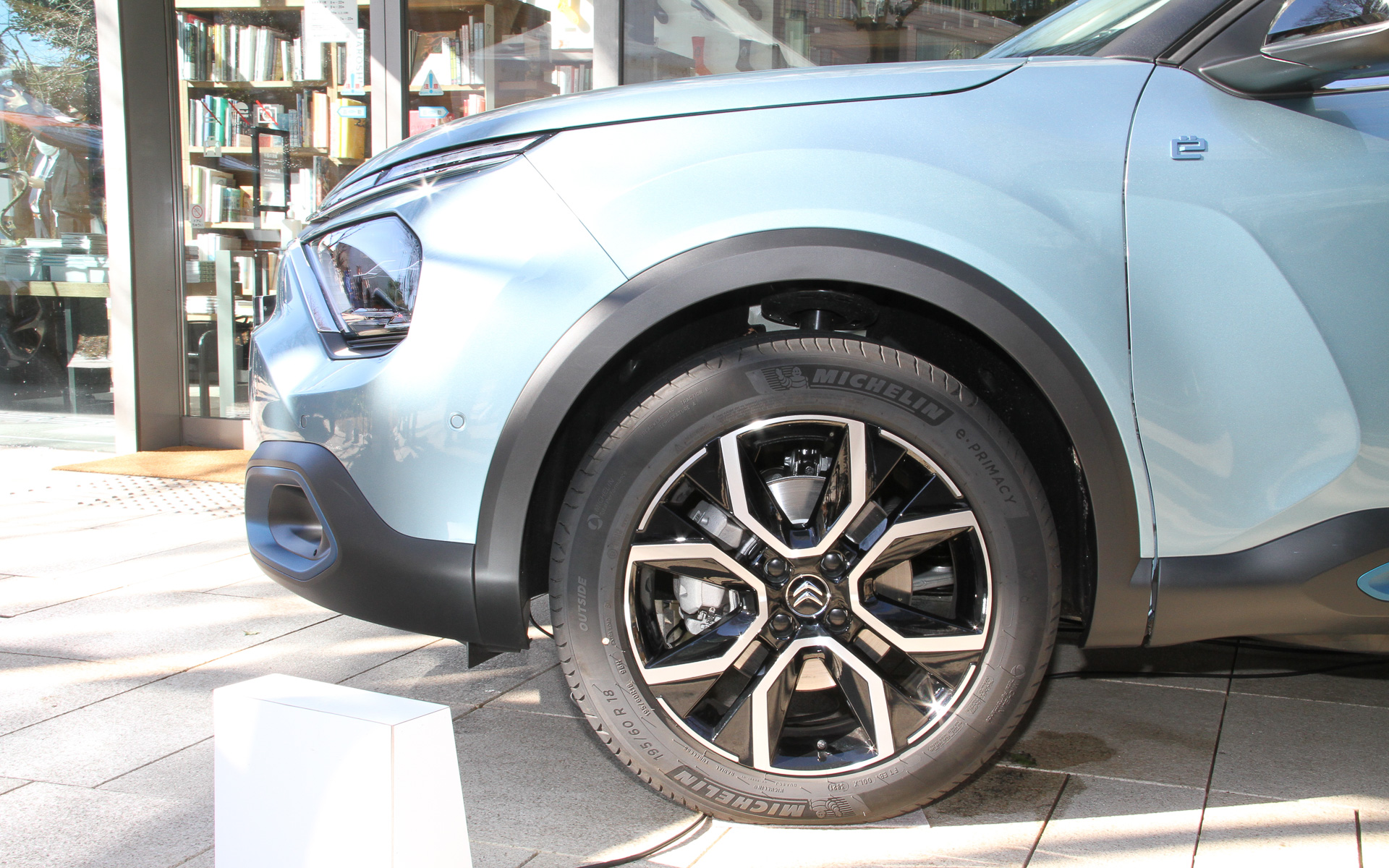 エクステリアではV字型のLEDシグネチャーライトをはじめ、高めのアイポイント、クーペのようななだらかに傾斜するルーフラインなどを特徴とする。装着タイヤはミシュラン「e-PRIMACY」（195/60R18）