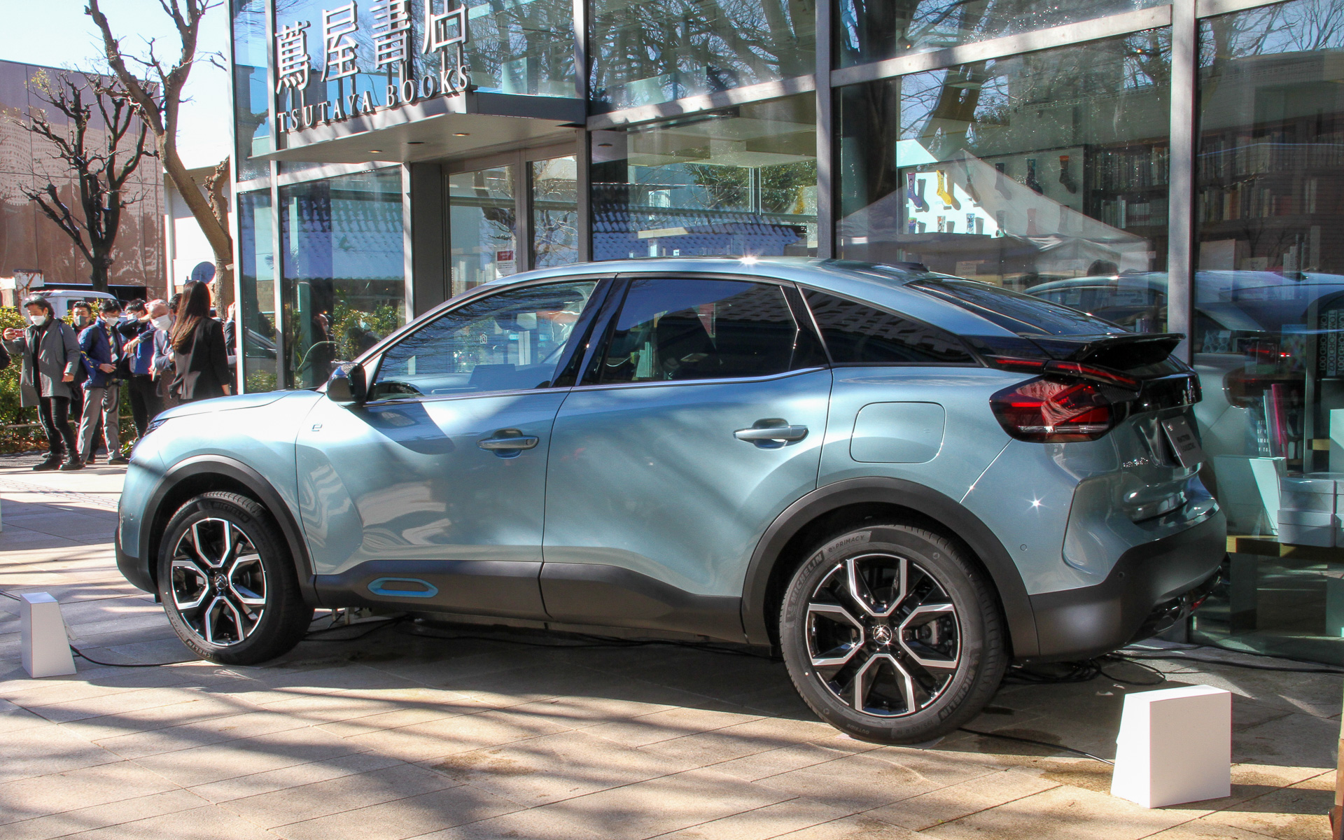 日本におけるシトロエン初のフルEV「E-C4 ELECTRIC」（465万円）。ボディサイズは全グレード共通で4375×1800×1530mm（全長×全幅×全高）、ホイールベースは2665mm