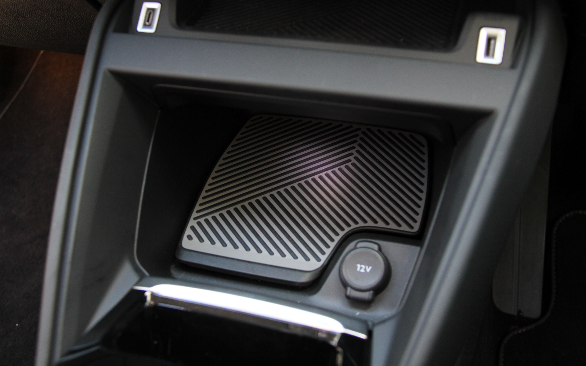 インテリアではダッシュボードのデザインに横方向の広がり感を強調する水平基調を用い、センター部に10インチのタッチスクリーン・インフォテイメントシステムを搭載。その下にエアアウトレット、さらに下には新たにダイヤルと押しボタンのフィジカルな空調コントロールを設け、運転中の操作性をアップ。レーンポジショニングアシスト、アクティブクルーズコントロールなどの操作はロジックを変更し、ステアリング左に集約。シフトセレクターはクロームで仕上げたトグルスイッチを新採用し、指先の軽いタッチでの操作を可能にしている