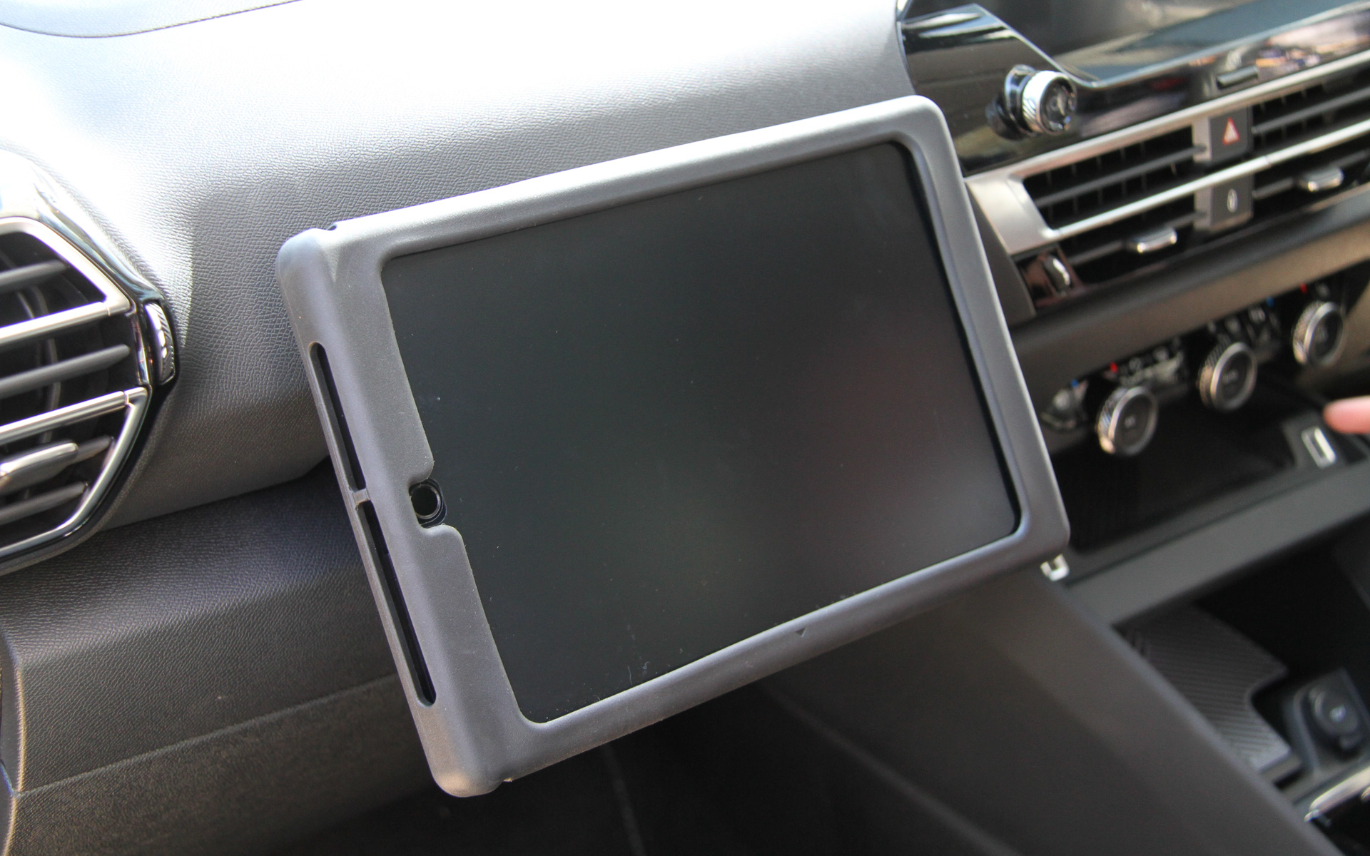 インテリアではダッシュボードのデザインに横方向の広がり感を強調する水平基調を用い、センター部に10インチのタッチスクリーン・インフォテイメントシステムを搭載。その下にエアアウトレット、さらに下には新たにダイヤルと押しボタンのフィジカルな空調コントロールを設け、運転中の操作性をアップ。レーンポジショニングアシスト、アクティブクルーズコントロールなどの操作はロジックを変更し、ステアリング左に集約。シフトセレクターはクロームで仕上げたトグルスイッチを新採用し、指先の軽いタッチでの操作を可能にしている