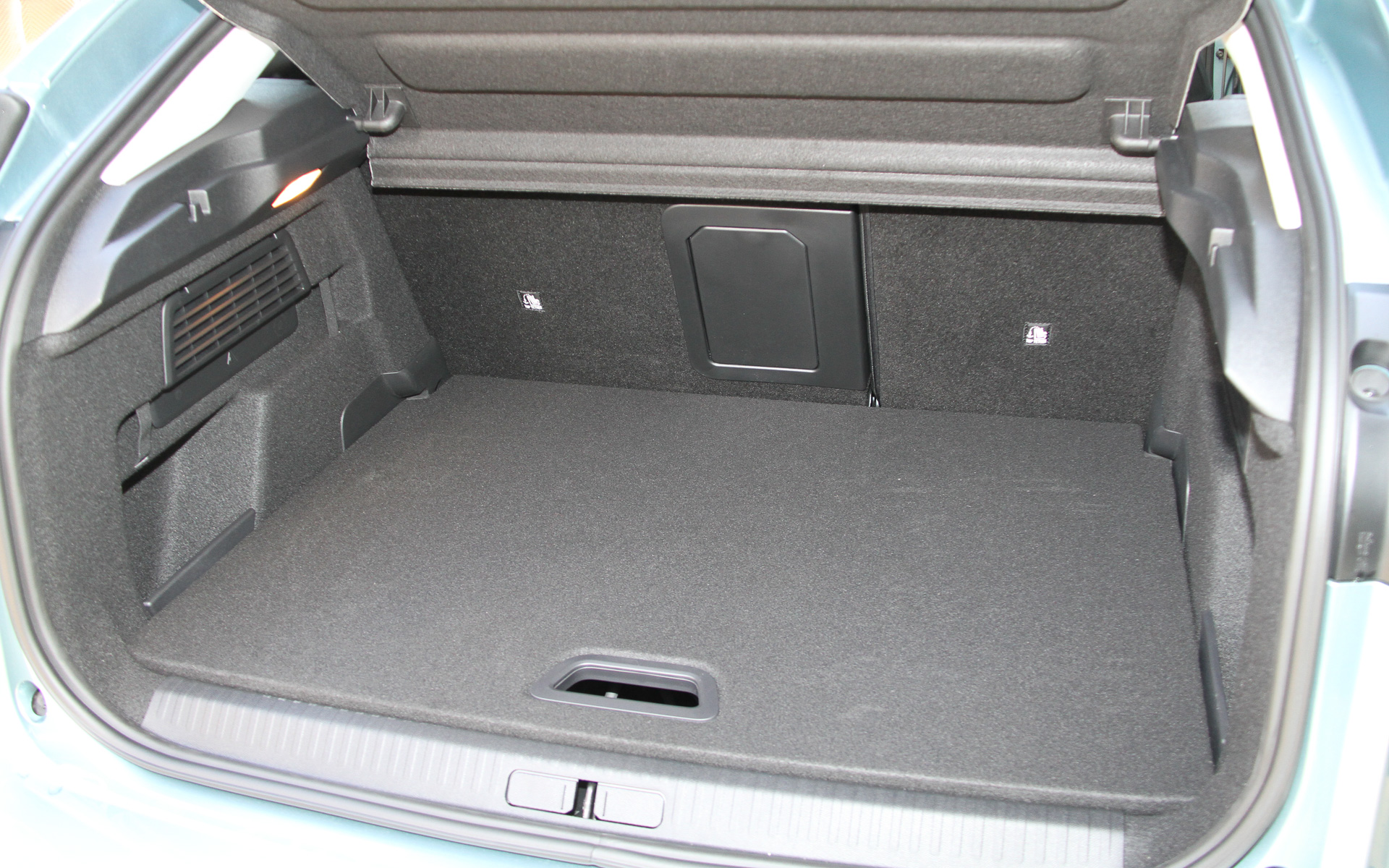 インテリアではダッシュボードのデザインに横方向の広がり感を強調する水平基調を用い、センター部に10インチのタッチスクリーン・インフォテイメントシステムを搭載。その下にエアアウトレット、さらに下には新たにダイヤルと押しボタンのフィジカルな空調コントロールを設け、運転中の操作性をアップ。レーンポジショニングアシスト、アクティブクルーズコントロールなどの操作はロジックを変更し、ステアリング左に集約。シフトセレクターはクロームで仕上げたトグルスイッチを新採用し、指先の軽いタッチでの操作を可能にしている