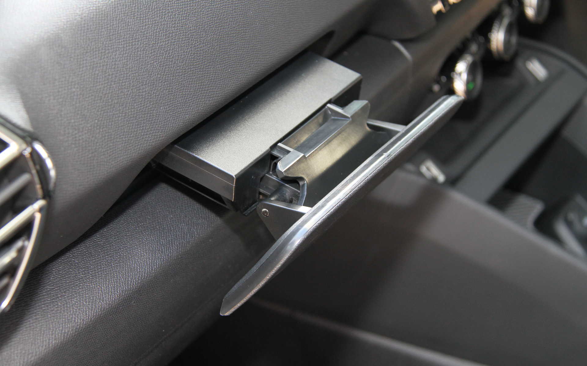 インテリアではダッシュボードのデザインに横方向の広がり感を強調する水平基調を用い、センター部に10インチのタッチスクリーン・インフォテイメントシステムを搭載。その下にエアアウトレット、さらに下には新たにダイヤルと押しボタンのフィジカルな空調コントロールを設け、運転中の操作性をアップ。レーンポジショニングアシスト、アクティブクルーズコントロールなどの操作はロジックを変更し、ステアリング左に集約。シフトセレクターはクロームで仕上げたトグルスイッチを新採用し、指先の軽いタッチでの操作を可能にしている