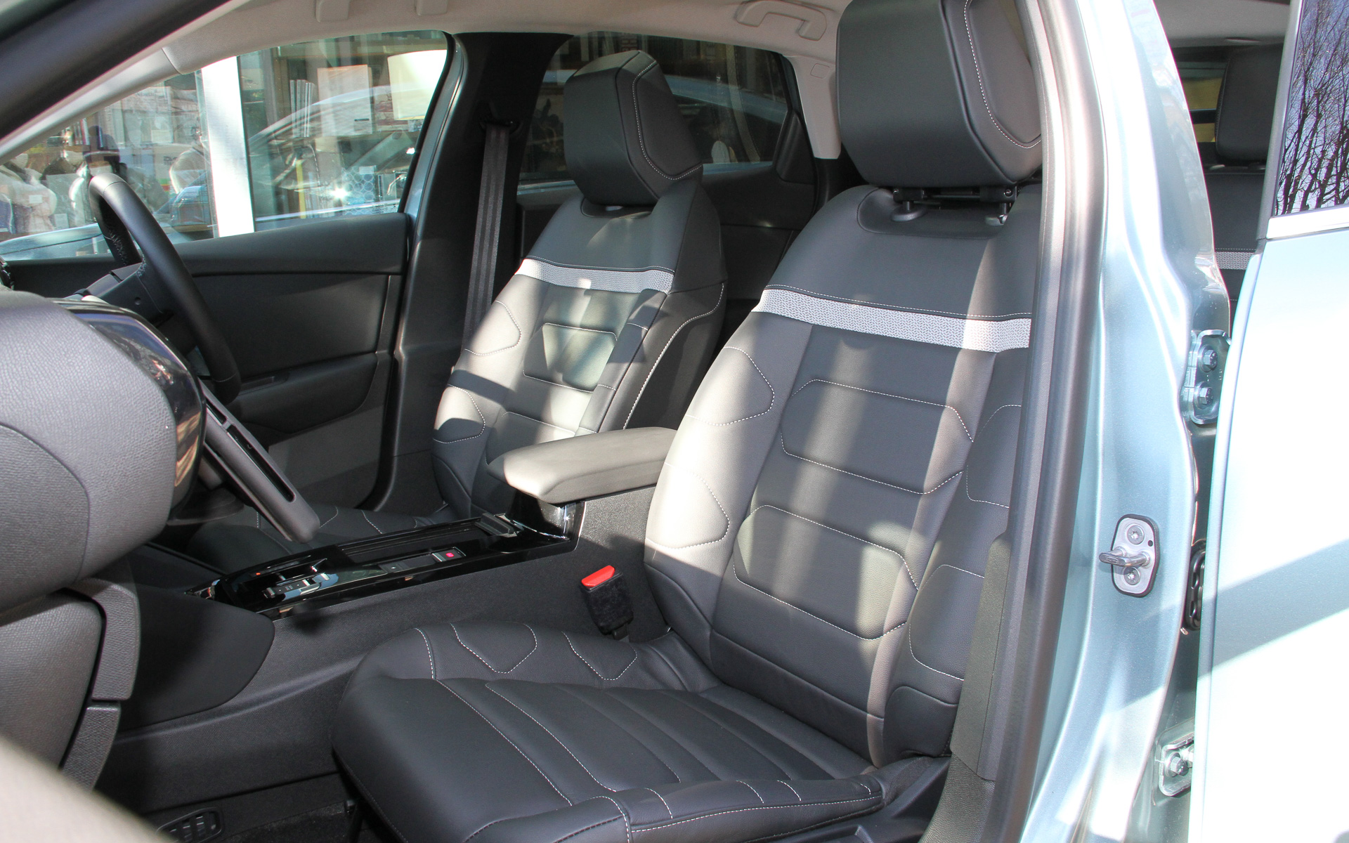 インテリアではダッシュボードのデザインに横方向の広がり感を強調する水平基調を用い、センター部に10インチのタッチスクリーン・インフォテイメントシステムを搭載。その下にエアアウトレット、さらに下には新たにダイヤルと押しボタンのフィジカルな空調コントロールを設け、運転中の操作性をアップ。レーンポジショニングアシスト、アクティブクルーズコントロールなどの操作はロジックを変更し、ステアリング左に集約。シフトセレクターはクロームで仕上げたトグルスイッチを新採用し、指先の軽いタッチでの操作を可能にしている