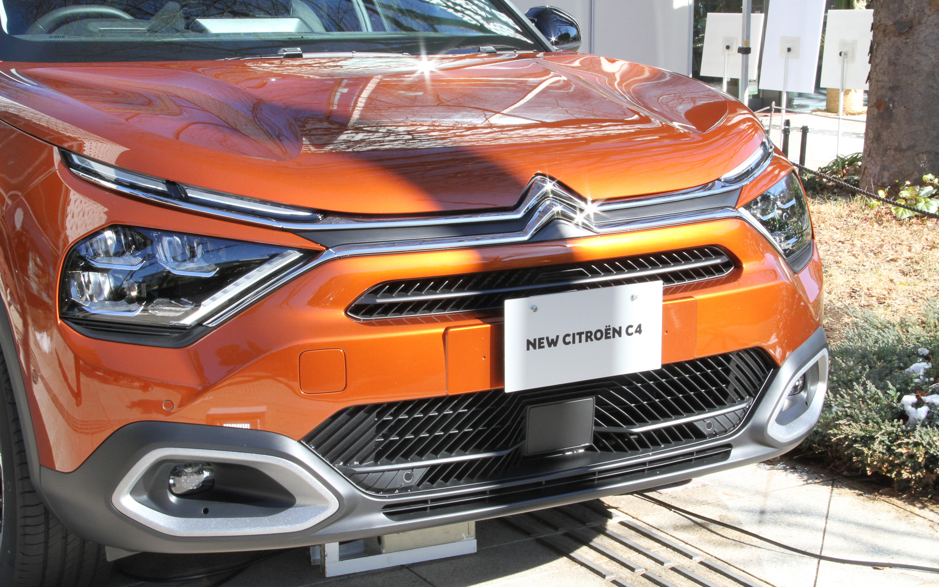 ICE（内燃機関）としてはガソリンモデルの1.2リッター PureTechターボエンジン、1.5リッター BlueHDiディーゼルターボエンジンを用意