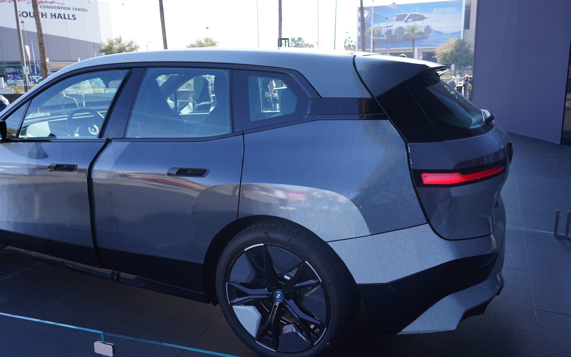 人間の目にはスムーズに変わっているように見えるが、よく見ると三角形単位で色が変移していっている