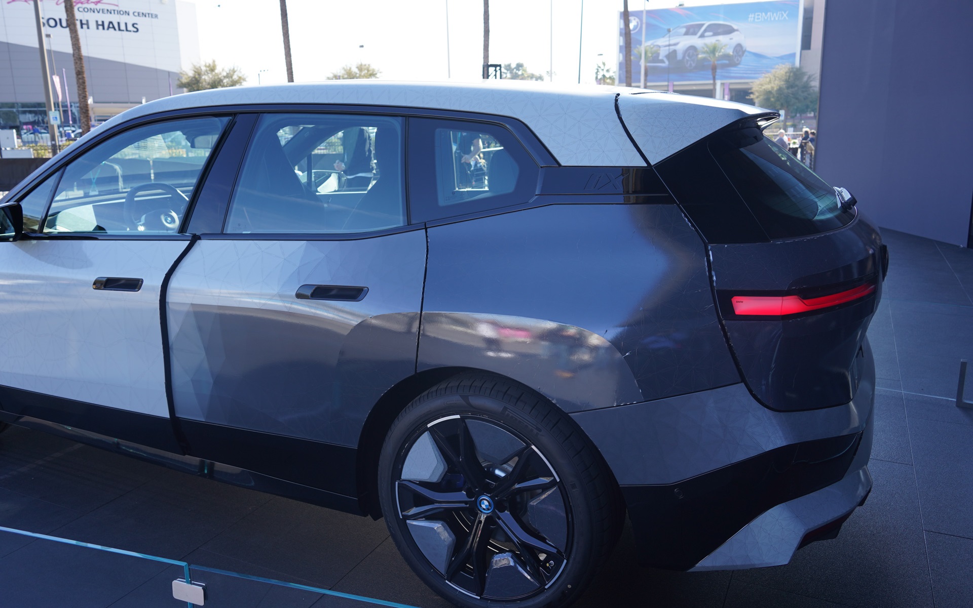 人間の目にはスムーズに変わっているように見えるが、よく見ると三角形単位で色が変移していっている