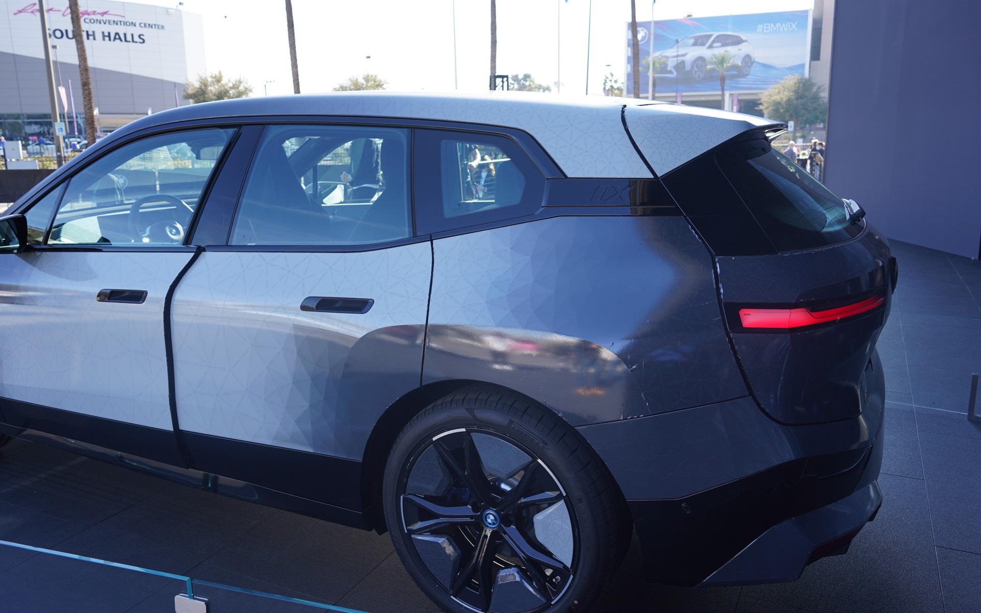 人間の目にはスムーズに変わっているように見えるが、よく見ると三角形単位で色が変移していっている