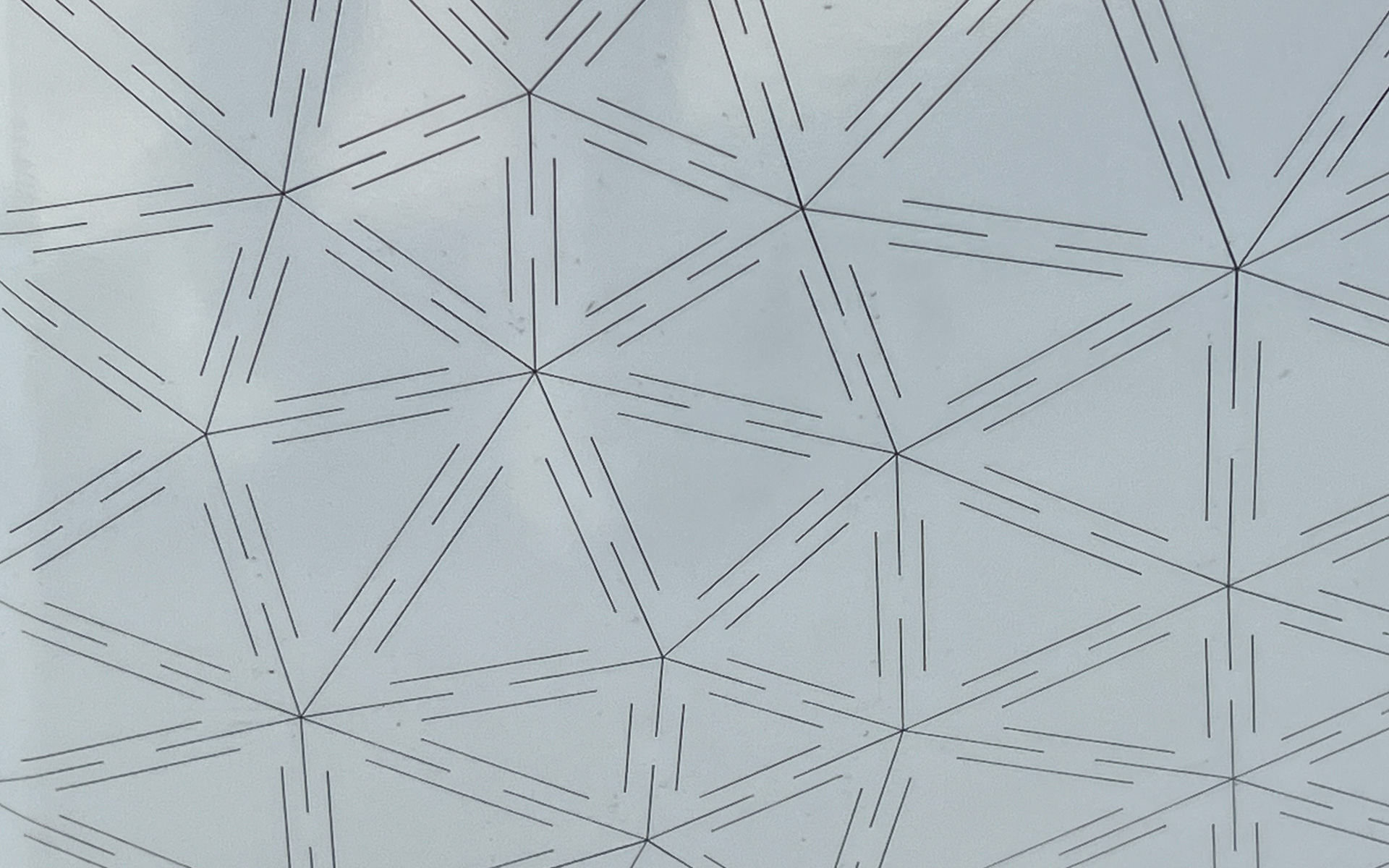 貼られているフィルムは三角形になっている