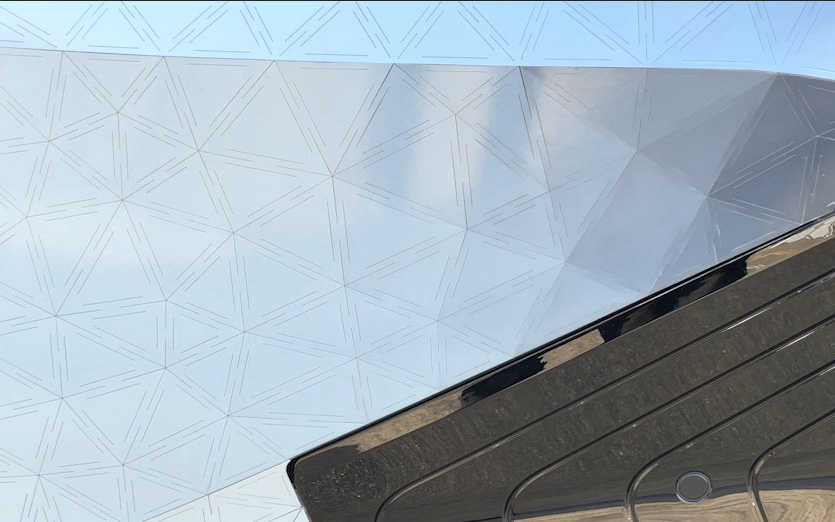 三角形1つ1つの単位で徐々に色の濃さが変わっていっている。それなりの速さで切り替えられているので、人間の目には色がスムーズに変わっているように見える