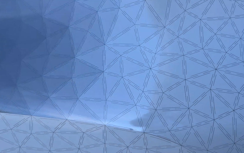 三角形1つ1つの単位で徐々に色の濃さが変わっていっている。それなりの速さで切り替えられているので、人間の目には色がスムーズに変わっているように見える