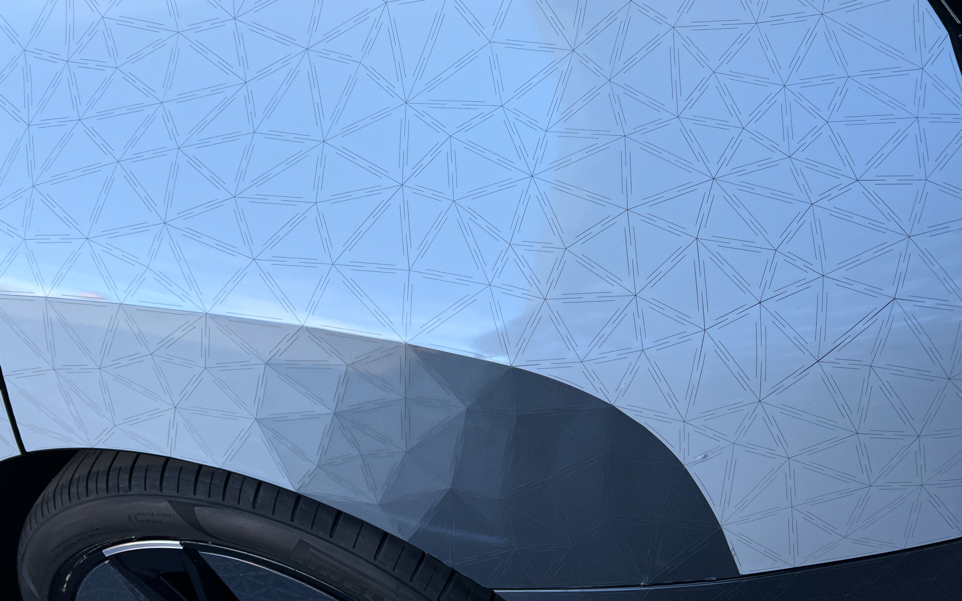 三角形1つ1つの単位で徐々に色の濃さが変わっていっている。それなりの速さで切り替えられているので、人間の目には色がスムーズに変わっているように見える