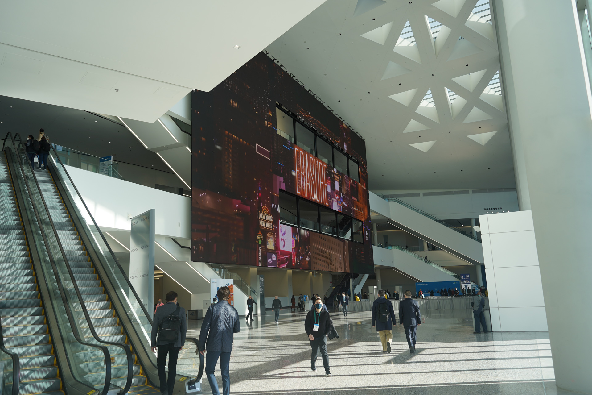 西館のメインホール。1階は展示会場で、2階以上は会議室になっている