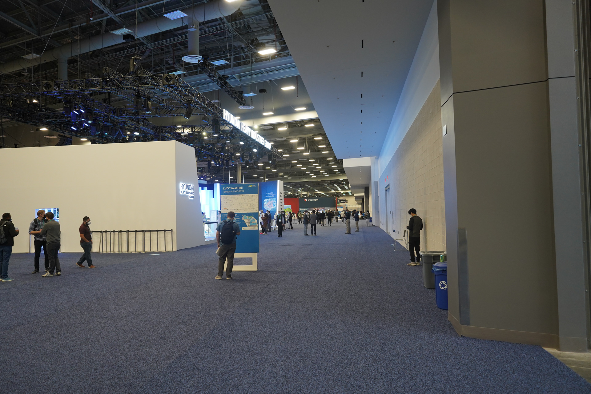 西館の端から写真を撮ってみたが、反対側はかなり遠くとなる