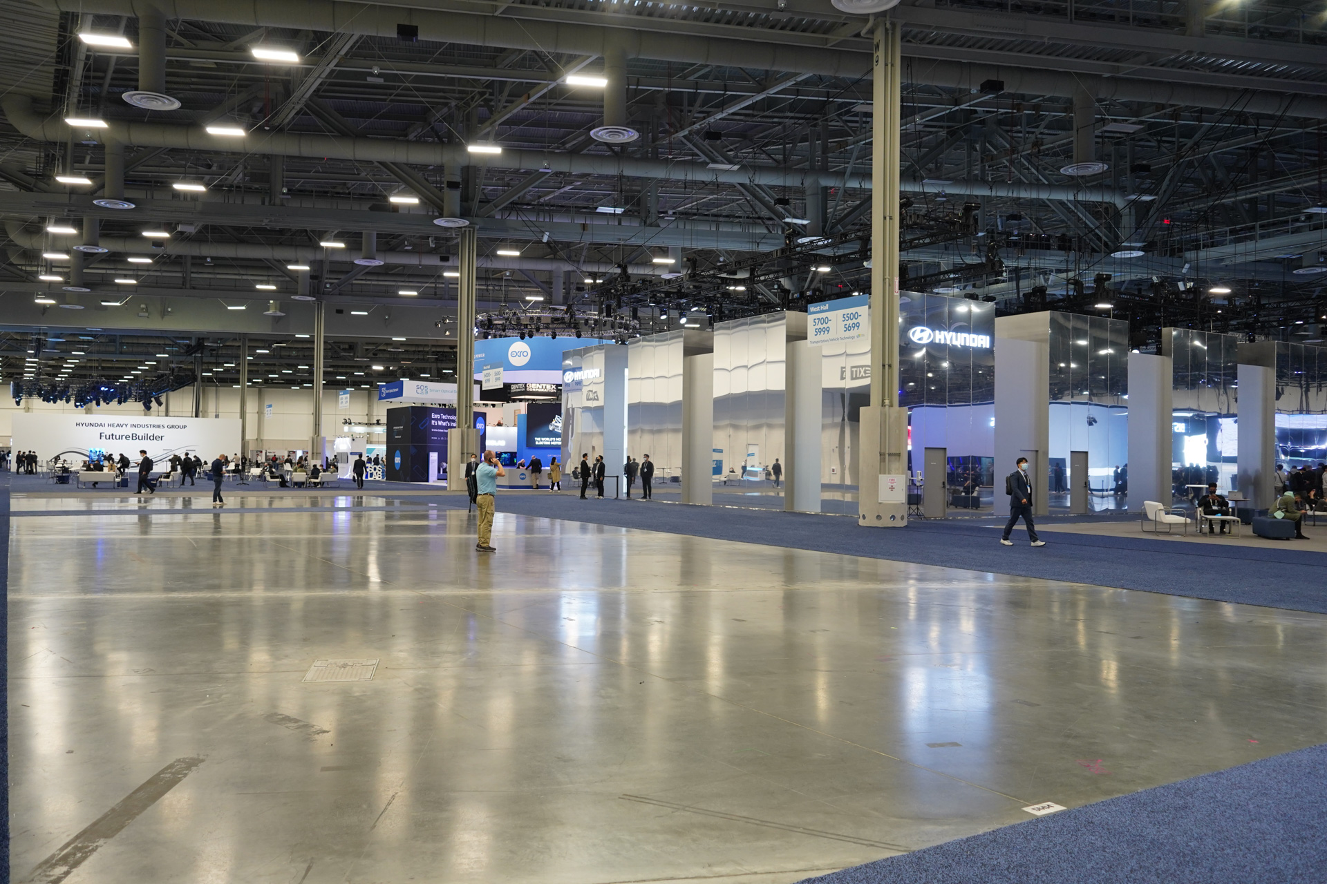 西館の展示会場にはこうした広い空き地ができていた。自動車メーカーなどが出展する予定地だとみられる