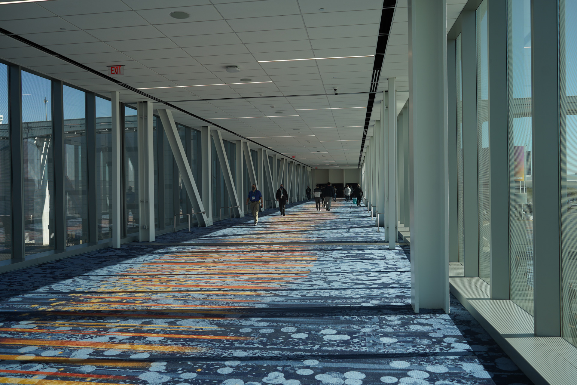 パラダイス通りの上に作られている橋、会場内部として北館から西館へ移動可能