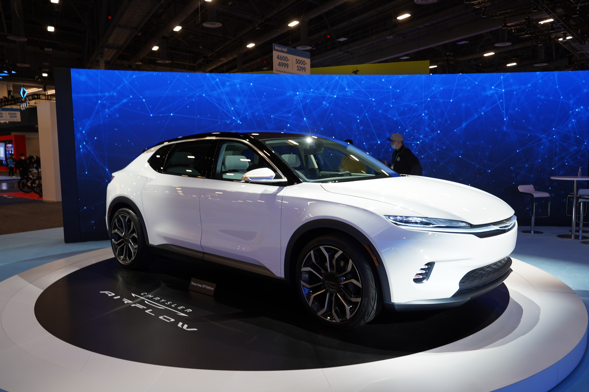 ステランティスのブース。クライスラーのバッテリEVを展示