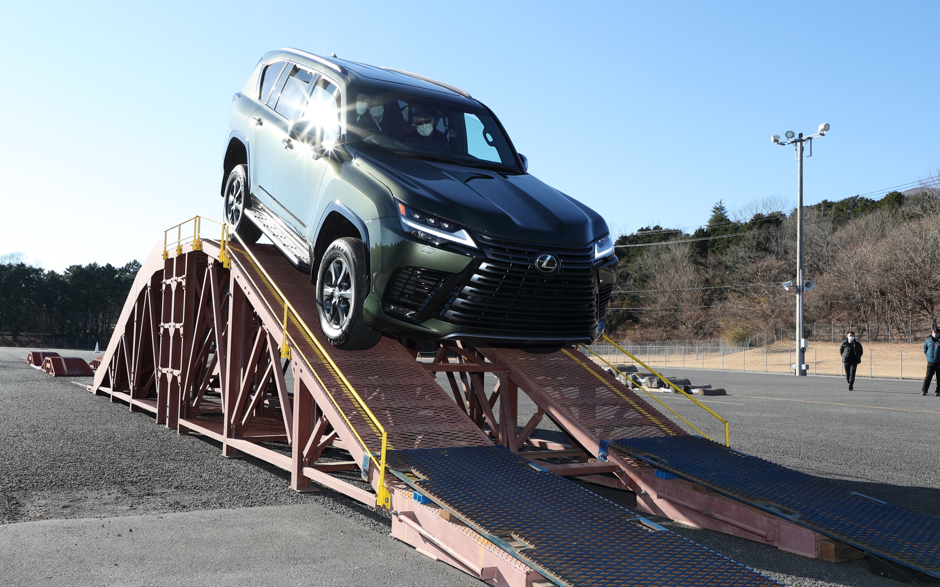 傾斜路での走行性能も高い新型LX