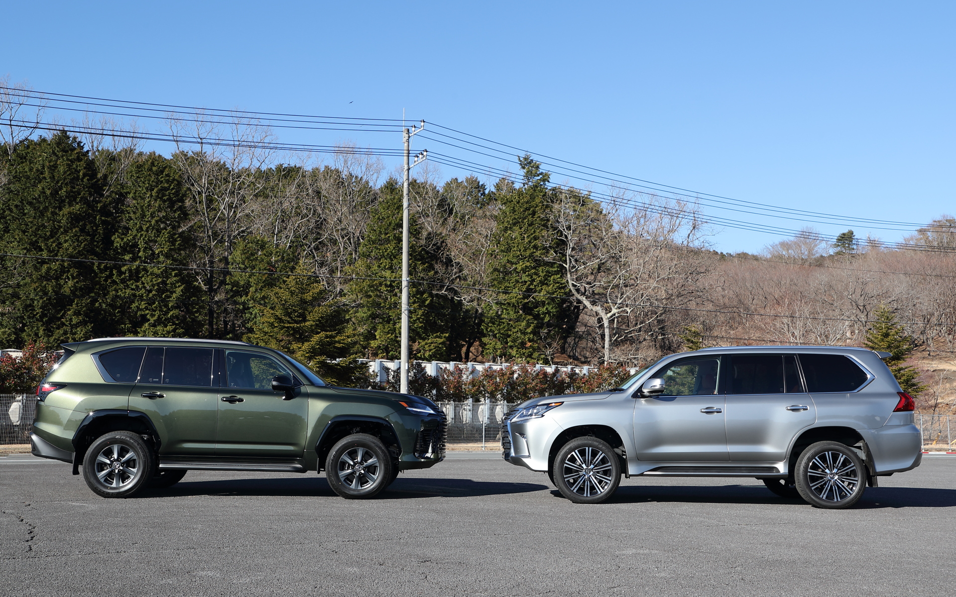 車高調整を最も高くした状態。左の新型LXのほうが素早く変更できる
