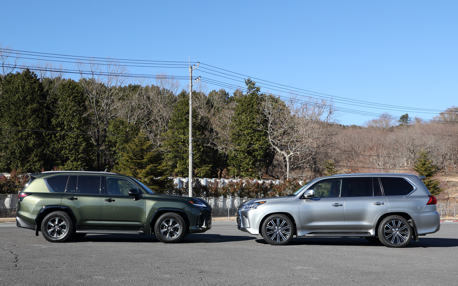 車高調整性能の比較。左が新型LXで右が従来型のLX。車高調整は標準時