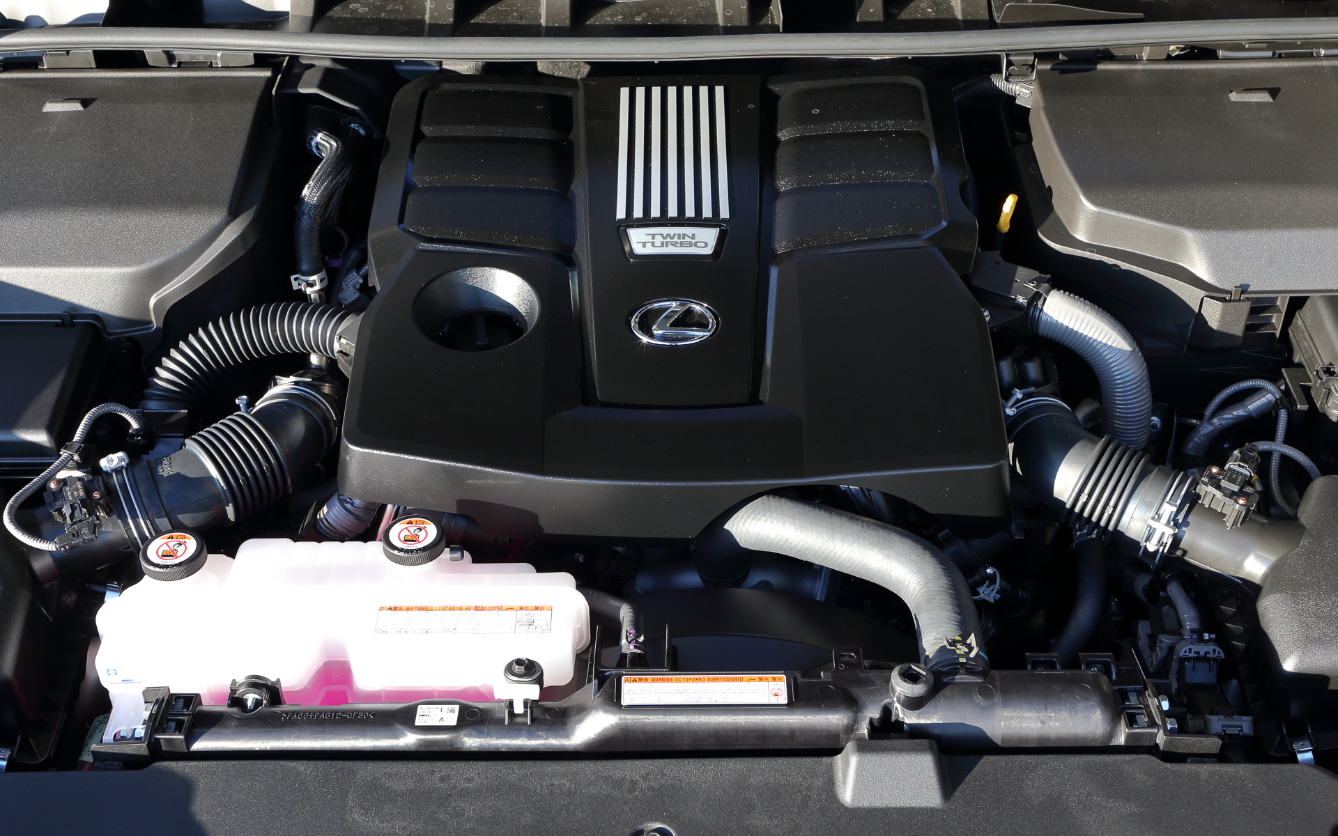 最高出力305kW（415PS）/5200rpm、最大トルク650Nm（66.3kgfm）/2000-3600rpmのV型6気筒3.5リッターのガソリンツインターボ