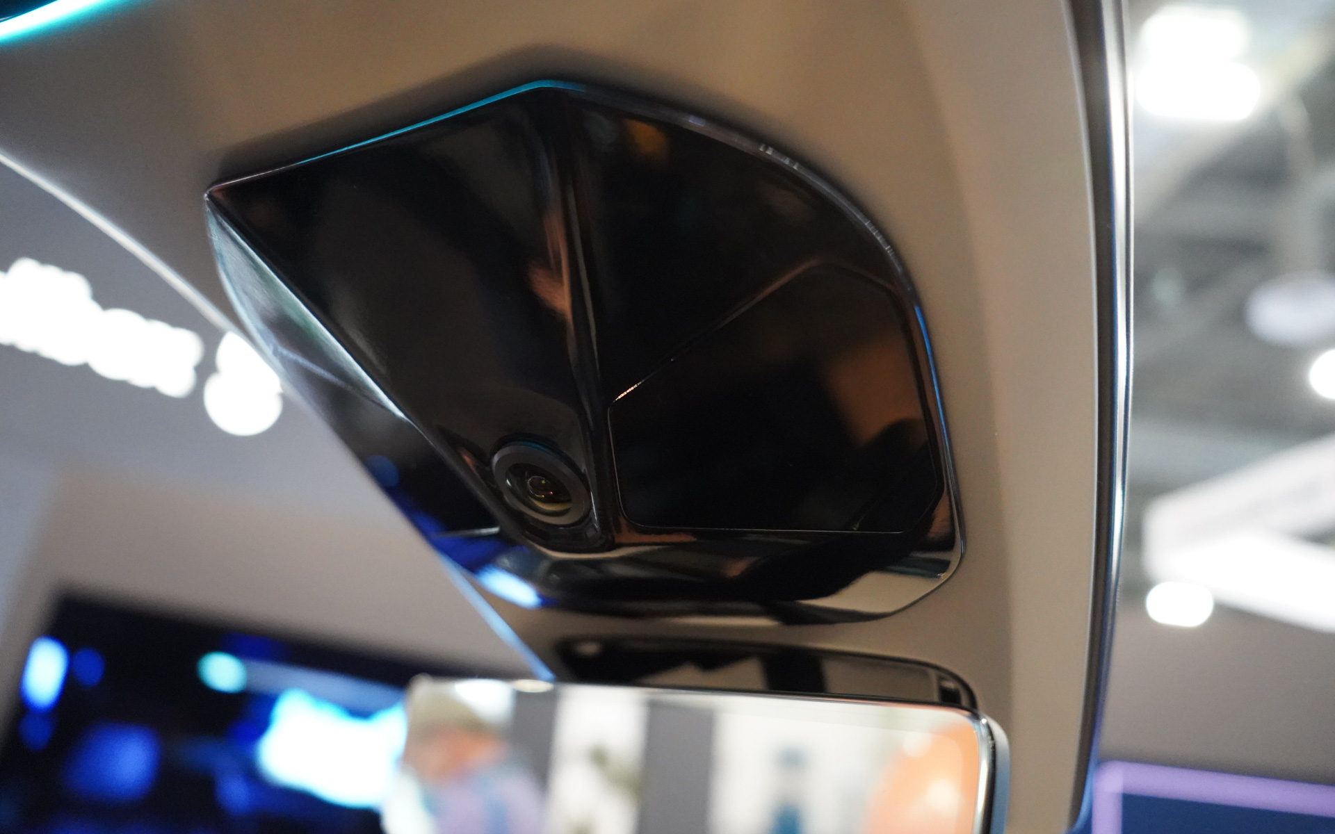 ドライバーやキャビンをモニタリングするセンサー、カメラで撮影した映像をAI推論で画像認識する