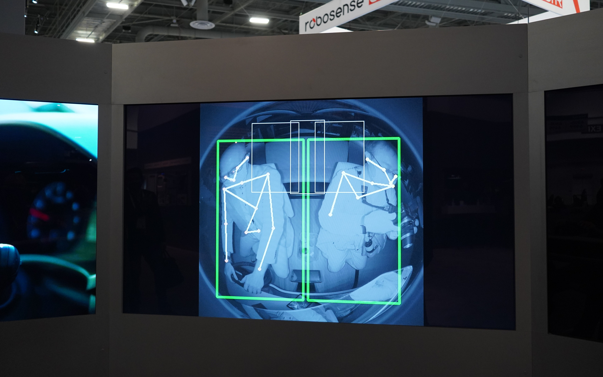 奥行きが分かる「深度センサー」も備えているので後席の子供の動きもチェックできる