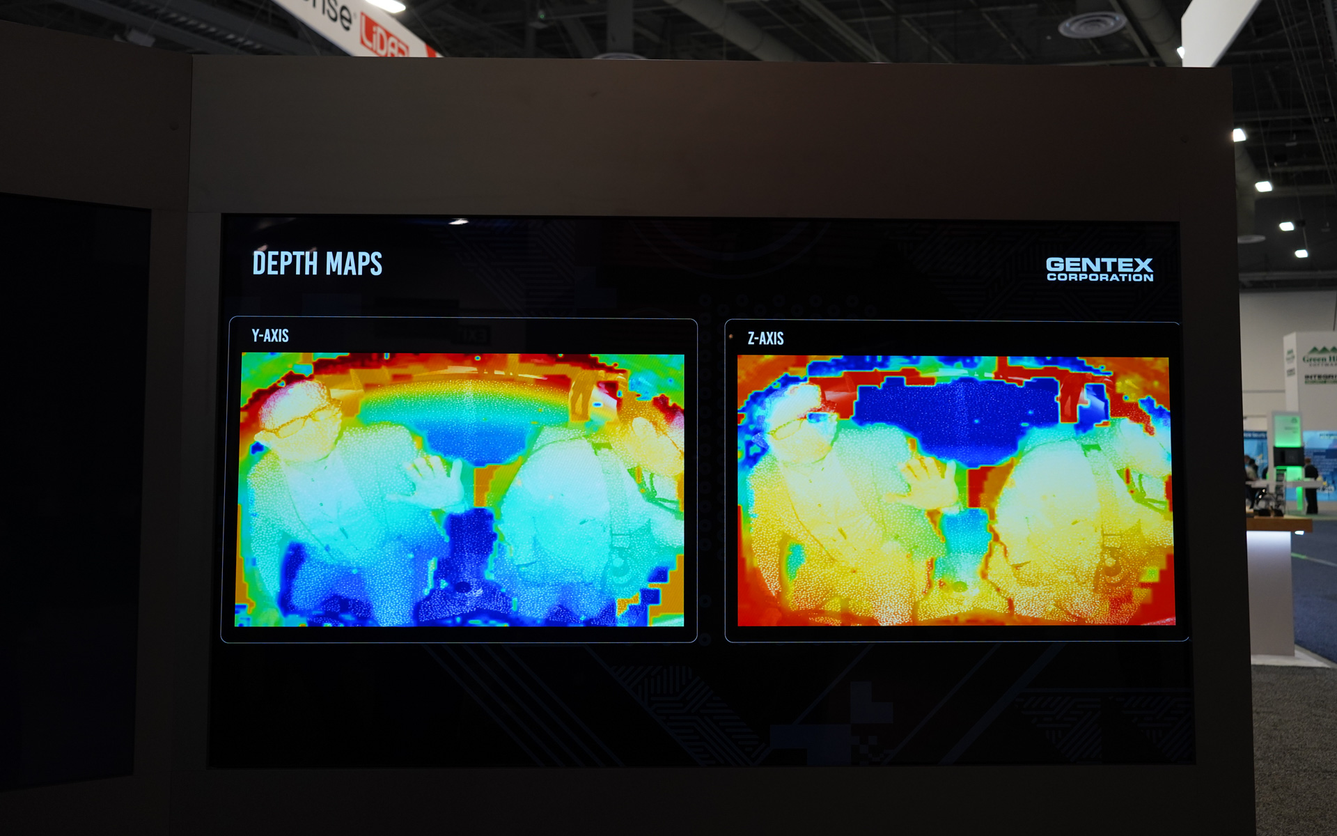 奥行きが分かる「深度センサー」も備えているので後席の子供の動きもチェックできる