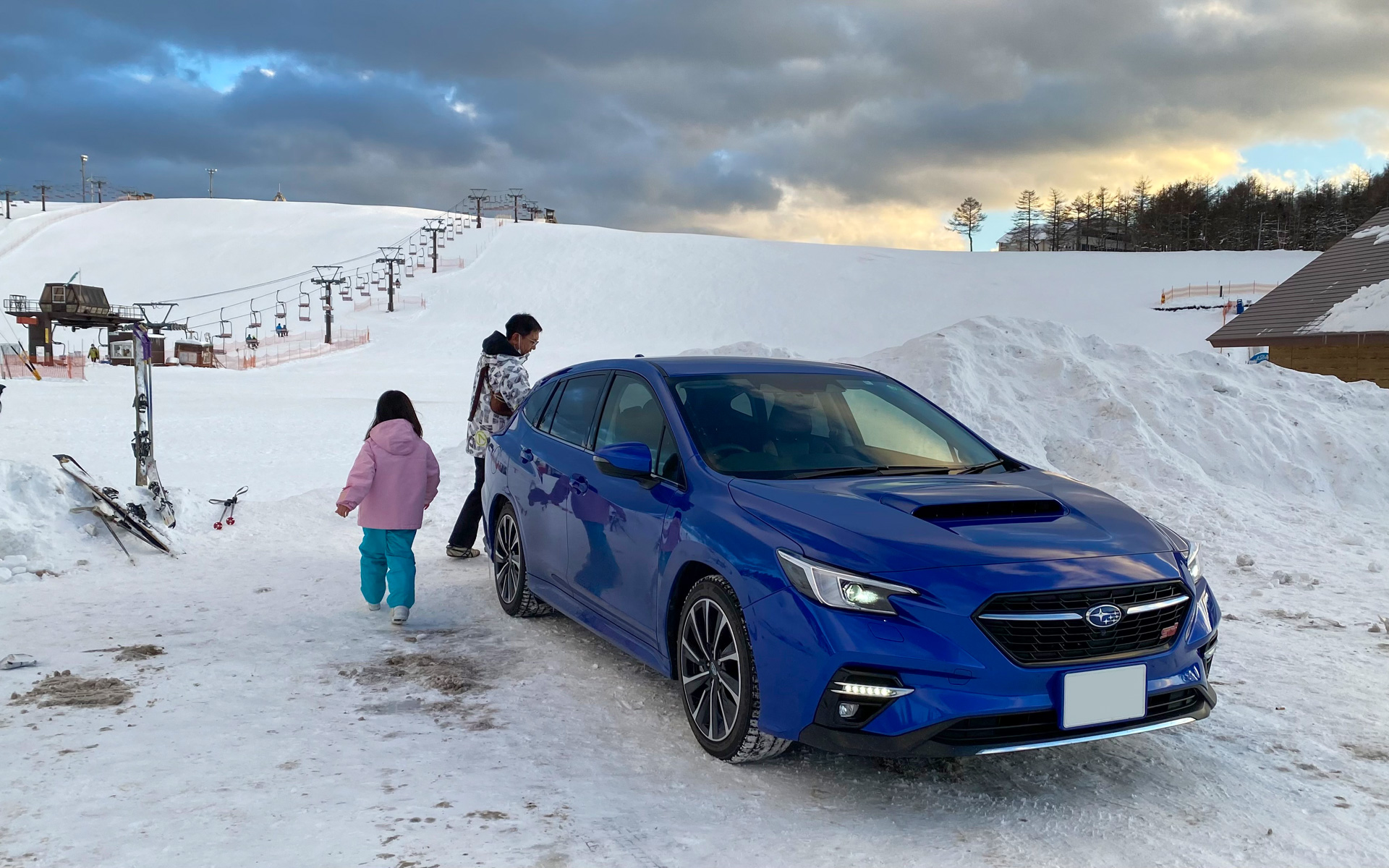 この雪上ドライブの目的は「レヴォーグの雪道性能を試すこと」でしたが、もう1つ、「娘がスキーをマスターすること」という目的もありました。最初は基礎が大変でメソメソと泣いていた娘も、2時間のスクールで特訓したら見事に滑れるように！　最後は「たのし～い！」と堂々とした滑りを見せてくれた娘に感動した旅でした。こんな時間をくれたレヴォーグに感謝です