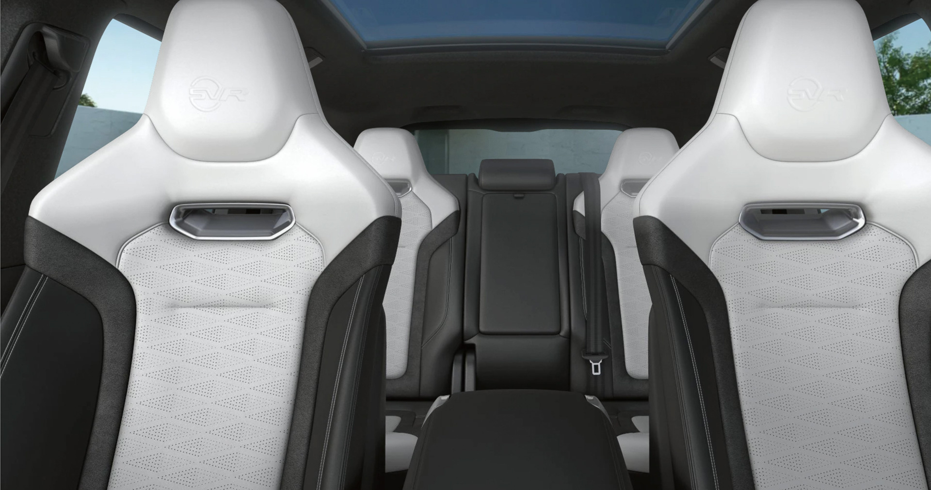 インテリアはエボニー/シーラスのツートンカラー